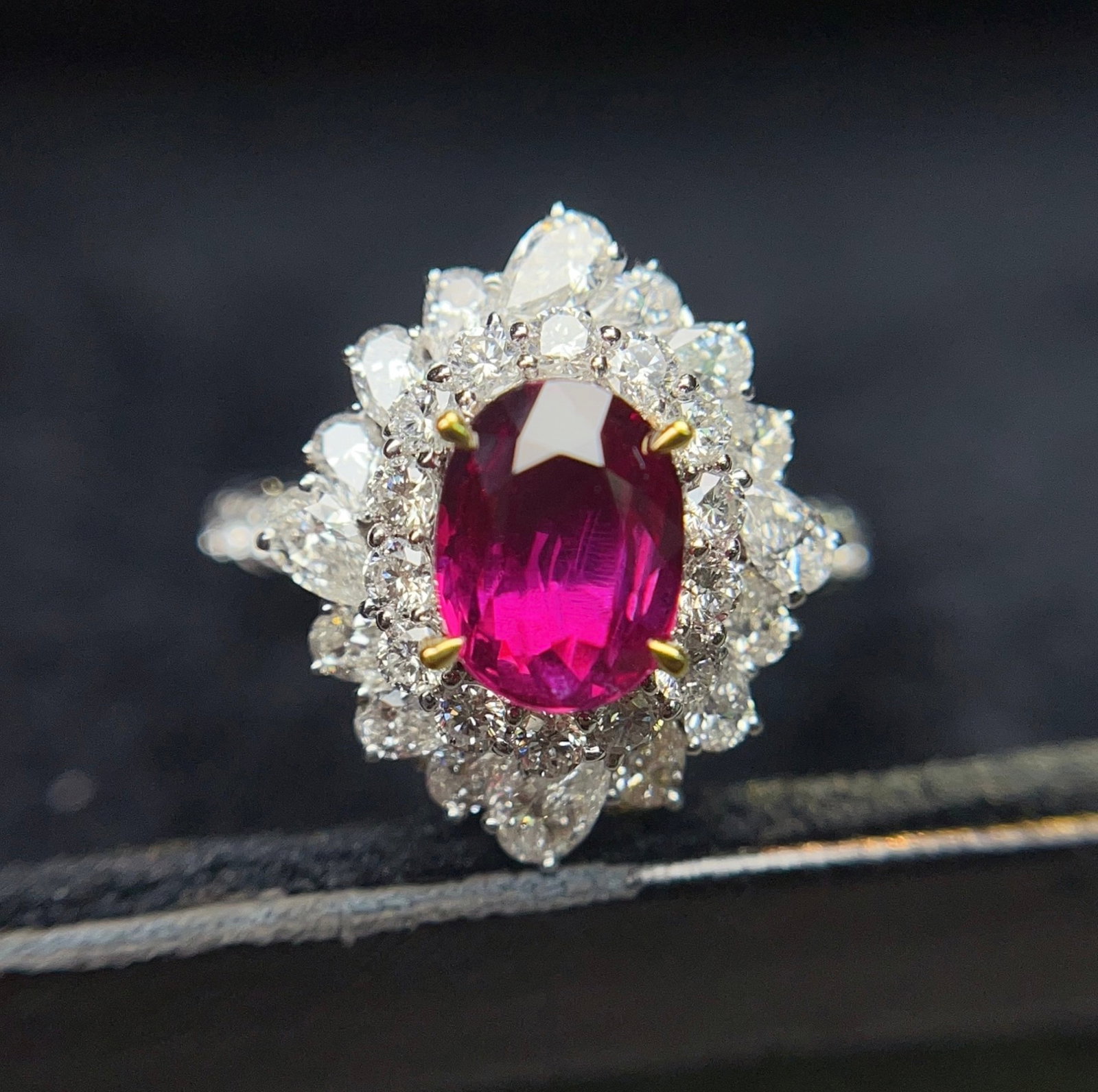 A Exquisite 18k Gold Inlaid 2.15ct Natural Ruby and 1.306ct Diamond Ring: A Exquisite 18k Gold Inlaid 2.15ct Natural Ruby and 1.306ct Diamond Ring,Total Weight:6.00g 18k金镶 2.15ct 天然红宝石和 1.306ct 钻石戒