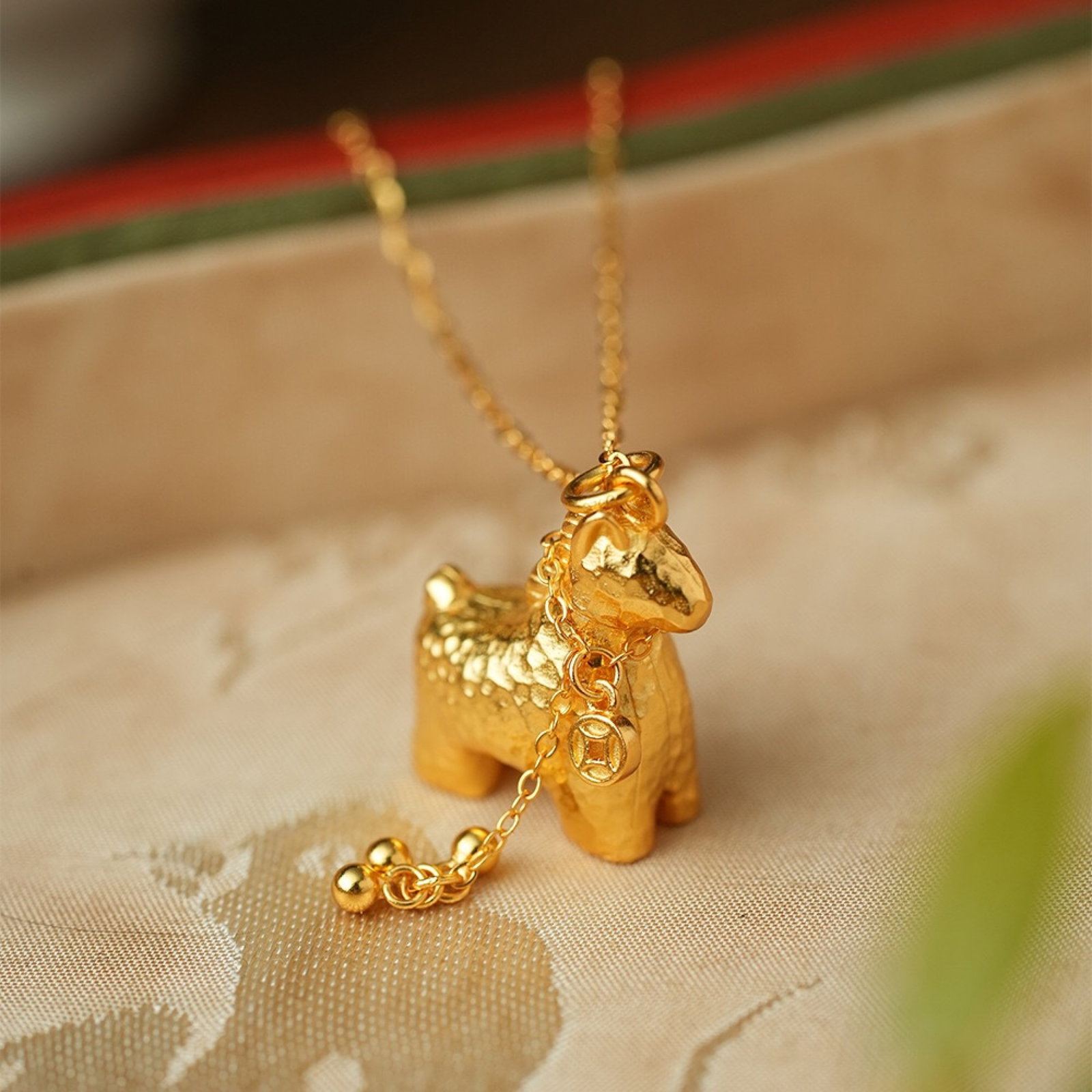 An Exquisite Sterling Silver-Gold Plated Pendant: An Exquisite Sterling Silver-Gold Plated Pendant,Size:0.8inx0.7in,Weight:5.11g 纯银镀金吊坠