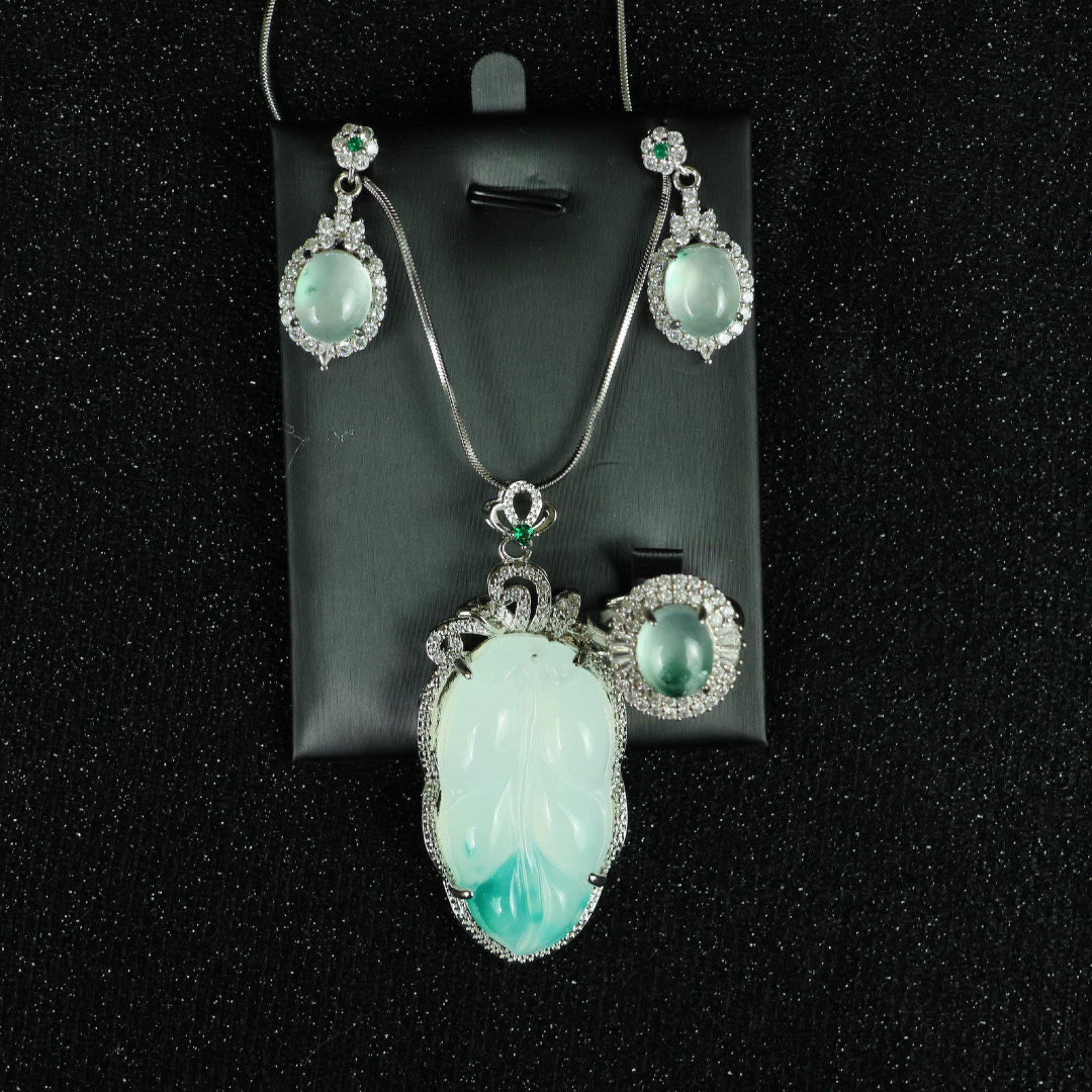 A Set of Fine Jewelry: A Set of Fine Jewelry 一套精美的首饰