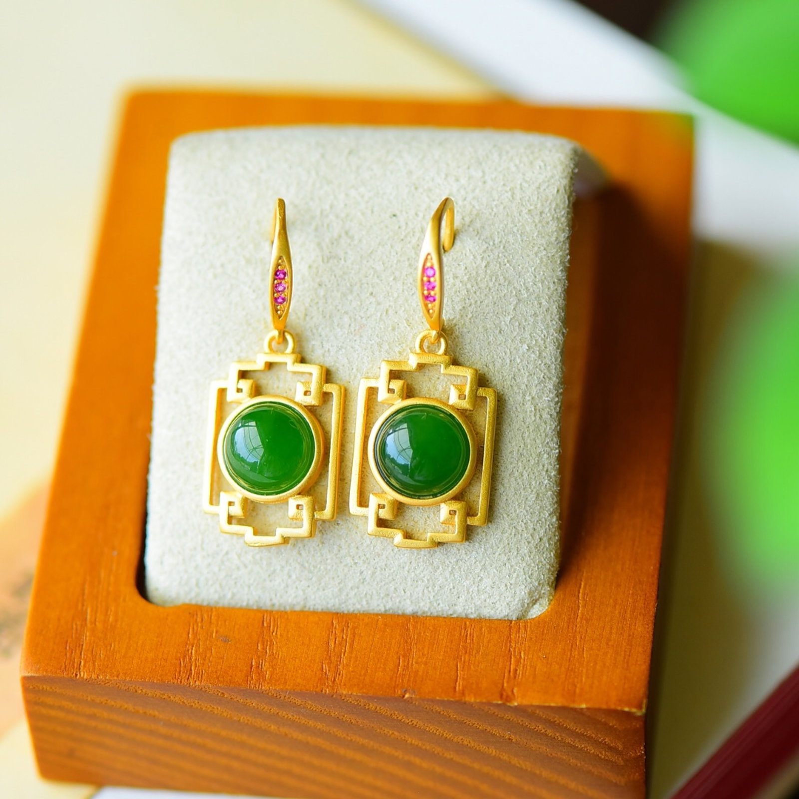 A Pair of Exquisite Sterling Silver-Gold Plated Inlaid Jasper Earrings: A Pair of Exquisite Sterling Silver-Gold Plated Inlaid Jasper Earrings,Size:0.5inx1.2in 一对纯银镀金镶碧玉耳环