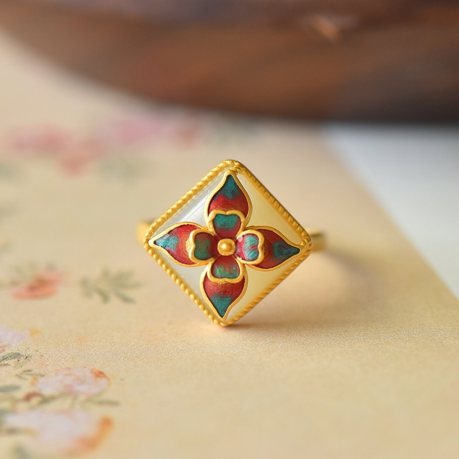 An Exquisite Sterling Silver-Gold Plated Inlaid White Jade Ring: An Exquisite Sterling Silver-Gold Plated Inlaid White Jade Ring,Size:0.6inx0.6in 纯银镀金镶白玉戒指