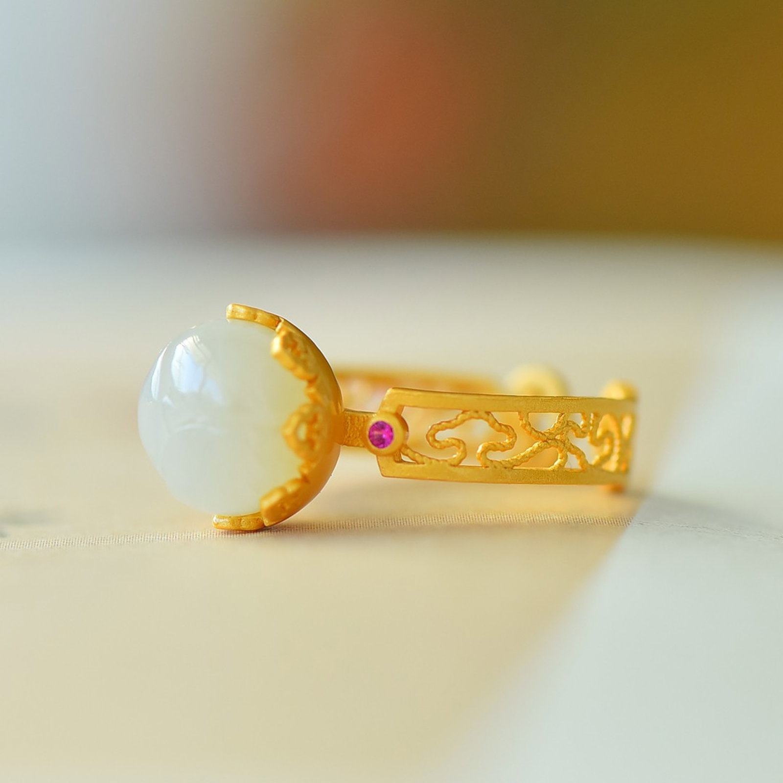An Exquisite Sterling Silver-Gold Plated Inlaid White Jade Ring: An Exquisite Sterling Silver-Gold Plated Inlaid White Jade Ring,Size:0.4inx0.4in 纯银镀金镶白玉戒指