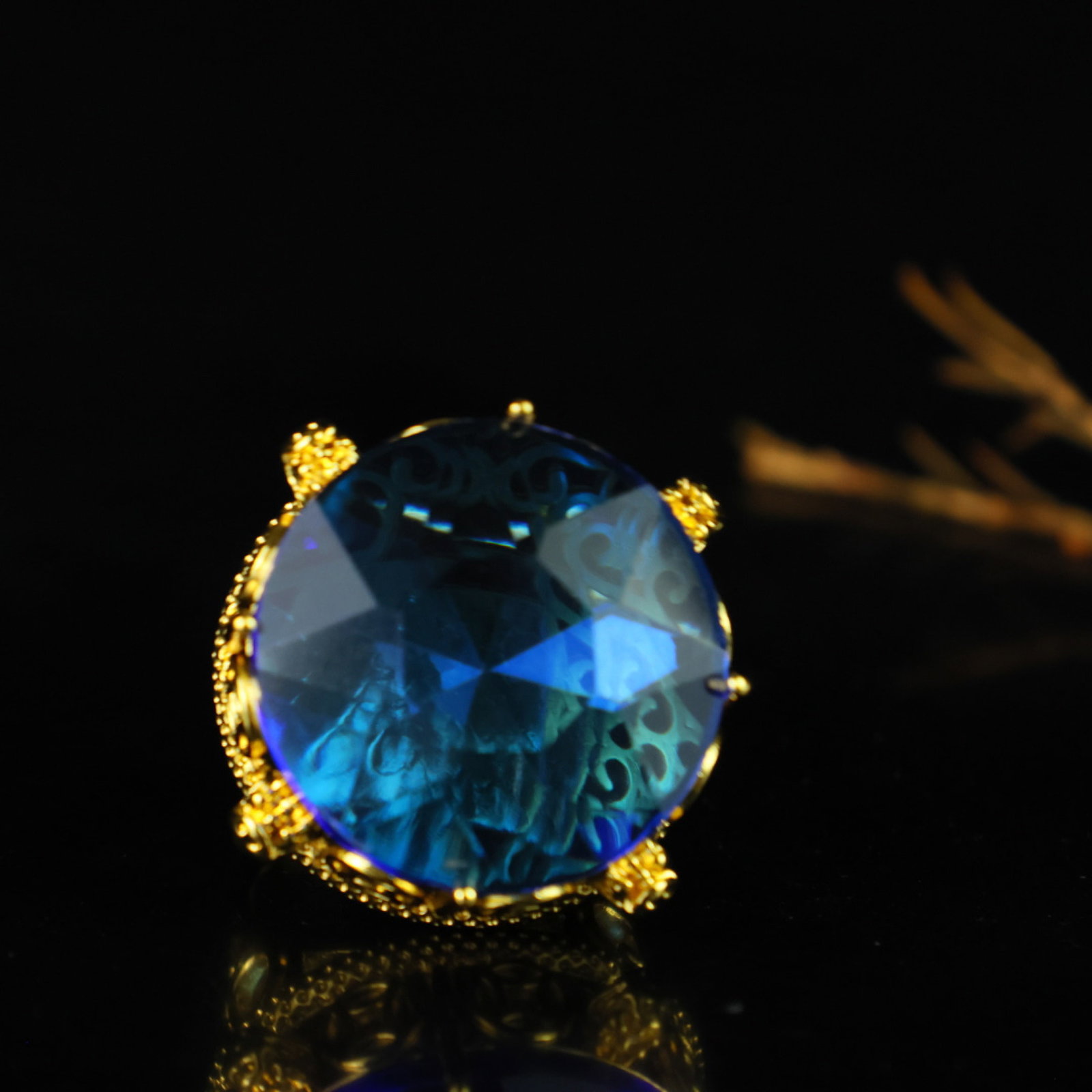 An Exquisite Ring: An Exquisite Ring,Size:1.2inx0.7in 一个精美的戒指