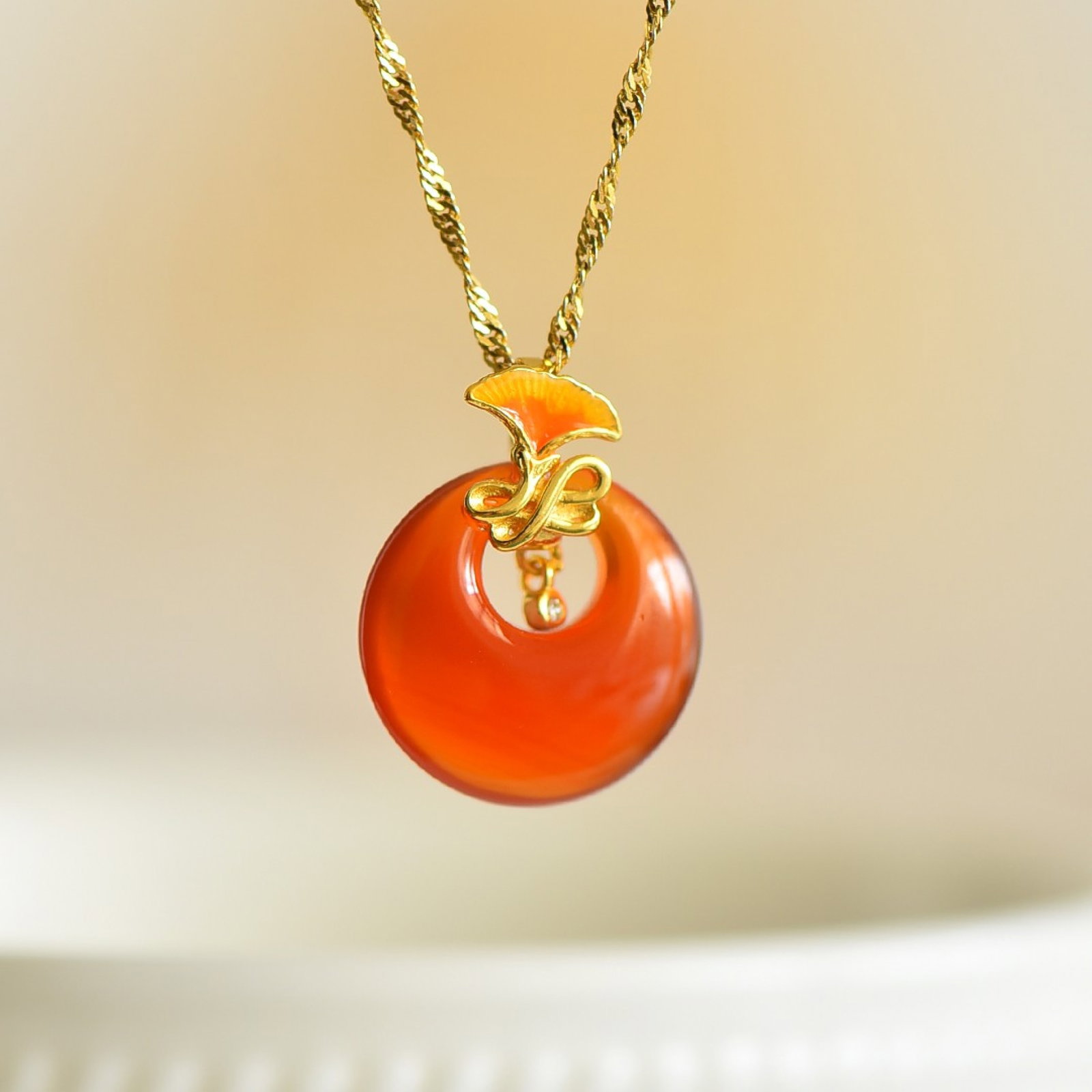 An Exquisite Sterling Silver-Gold Plated Inlaid Agate Pendant: An Exquisite Sterling Silver-Gold Plated Inlaid Agate Pendant,Size:0.6inx0.6in 纯银镀金镶玛瑙吊坠