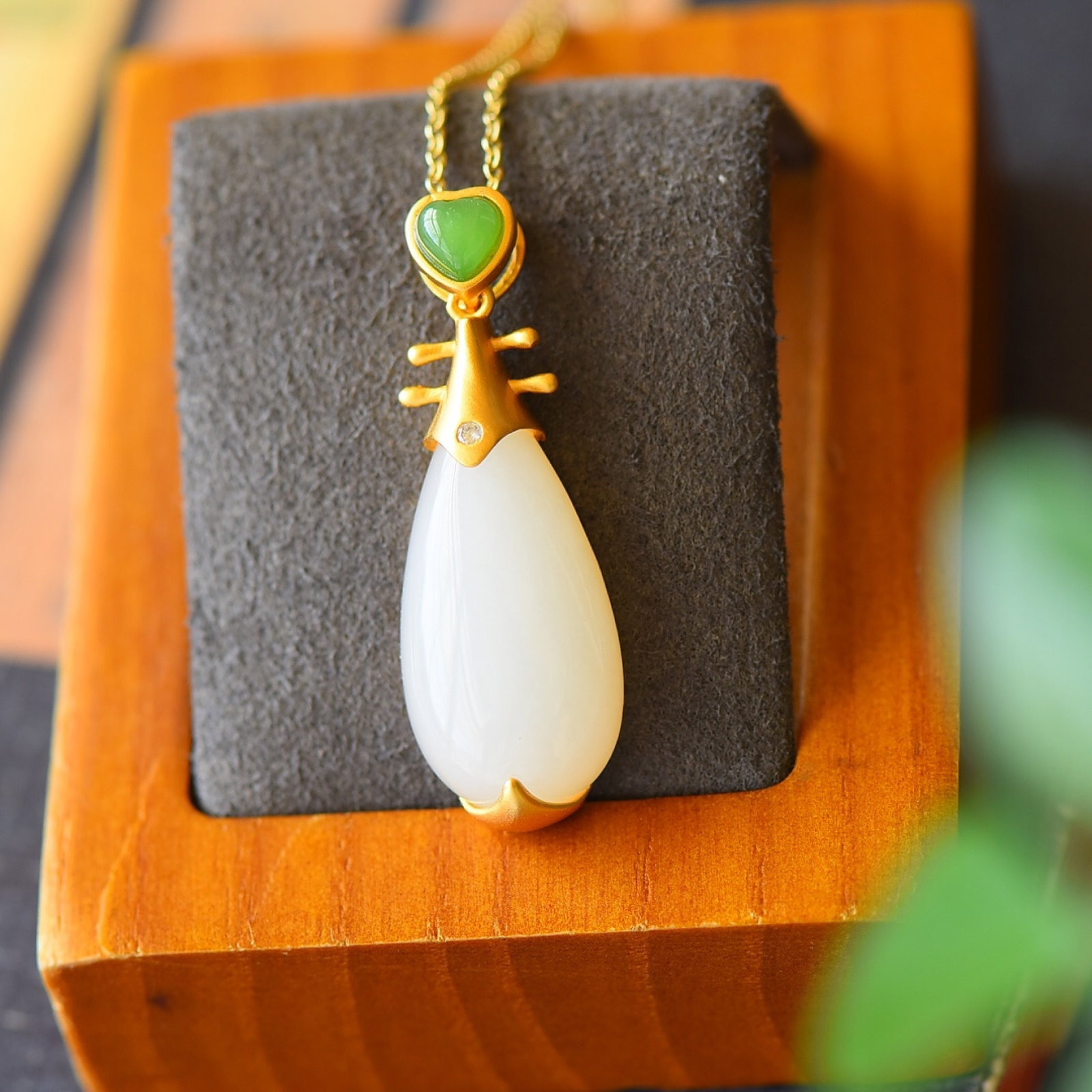 An Exquisite Sterling Silver-Gold Plated Inlaid White Jade Necklace,Inlaid Jasper: An Exquisite Sterling Silver-Gold Plated Inlaid White Jade Necklace,Inlaid Jasper,Size:0.5inx1.5in 纯银镀金镶白玉项链,嵌碧玉