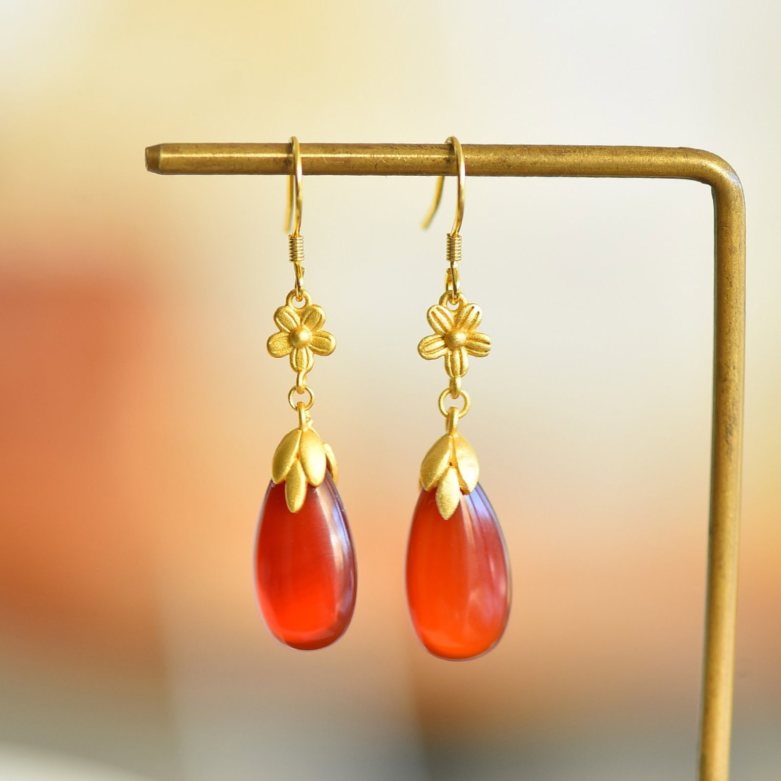 A Pair of Exquisite Sterling Silver-Gold Plated Inlaid Agate Earrings: A Pair of Exquisite Sterling Silver-Gold Plated Inlaid Agate Earrings,Size:0.4inx0.8in 一对纯银镀金镶玛瑙耳环