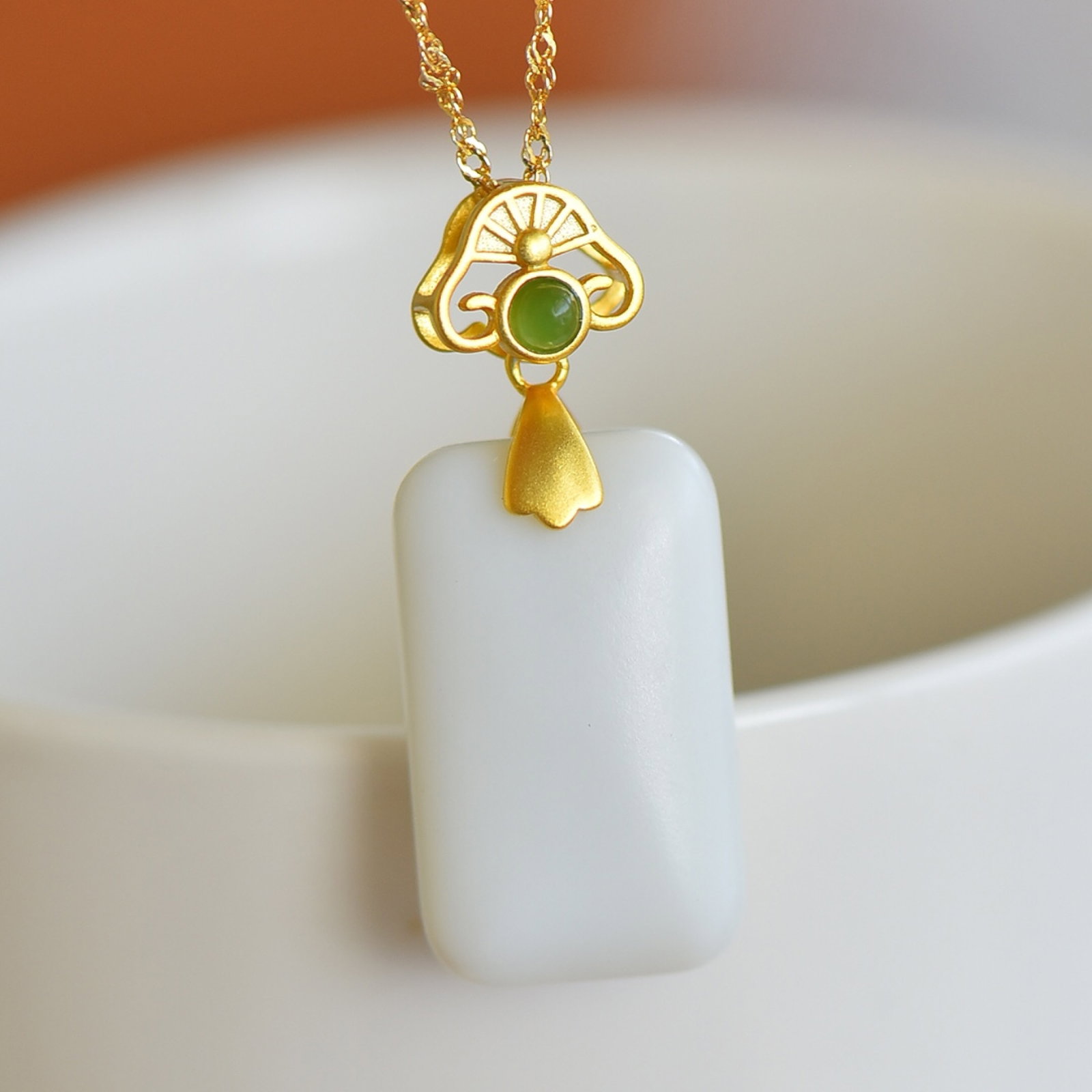 An Exquisite Sterling Silver-Gold Plated Inlaid White Jade Necklace,Inlaid Jasper: An Exquisite Sterling Silver-Gold Plated Inlaid White Jade Necklace,Inlaid Jasper,Size:0.6inx1in 纯银镀金镶白玉项链,嵌碧玉