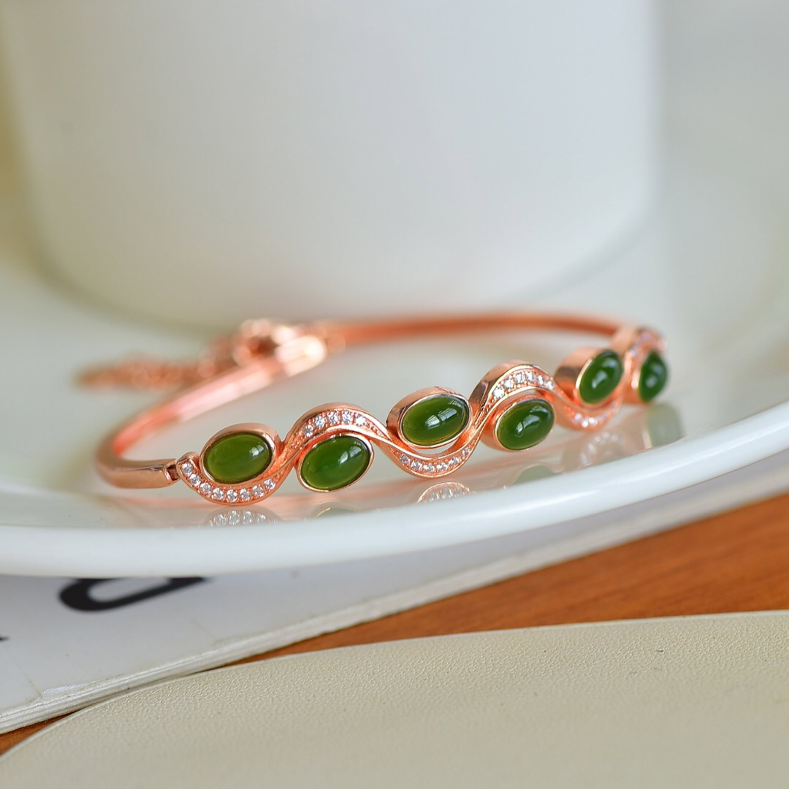 An Exquisite Sterling Silver Inlaid Jasper Bracelet,Inlaid Diamond: An Exquisite Sterling Silver Inlaid Jasper Bracelet,Inlaid Diamond,Size:0.2inx0.2in 纯银镶碧玉手镯,嵌钻石