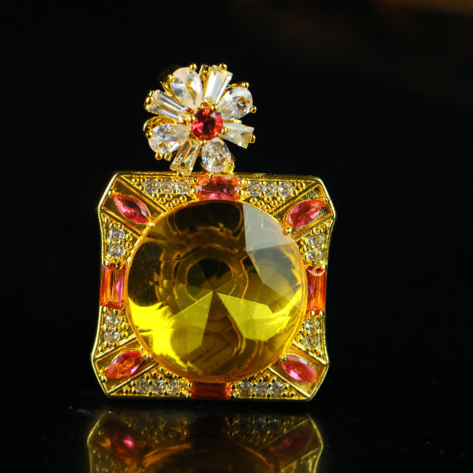 An Exquisite Pendant: An Exquisite Pendant,Size:1inx0.6in 一个精美的吊坠