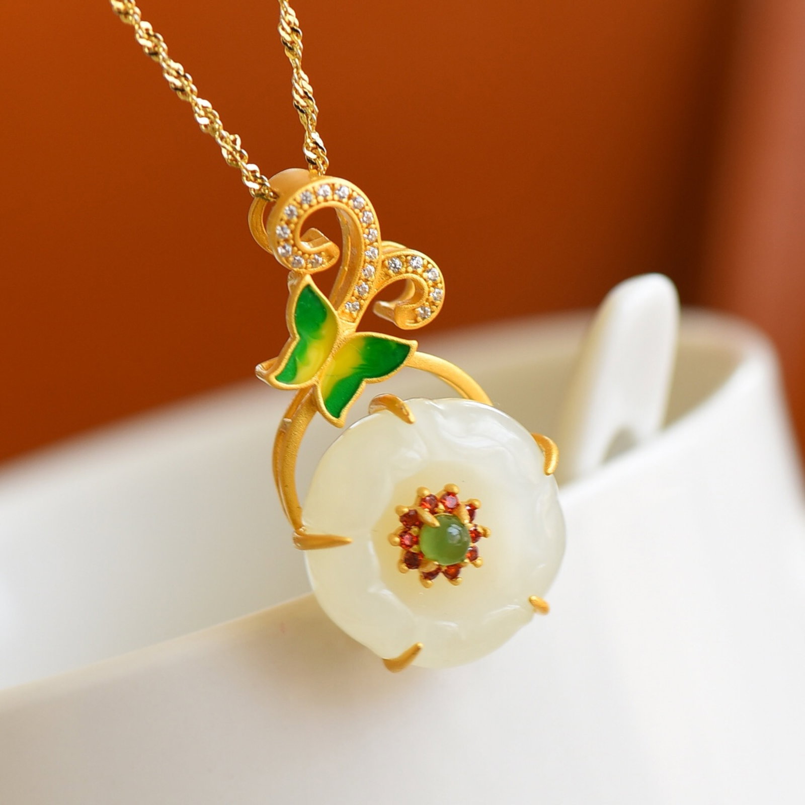 An Exquisite Sterling Silver-Gold Plated Inlaid White Jade Pendant: An Exquisite Sterling Silver-Gold Plated Inlaid White Jade Pendant,Size: 0.7inx0.7in 纯银镀金镶白玉吊坠