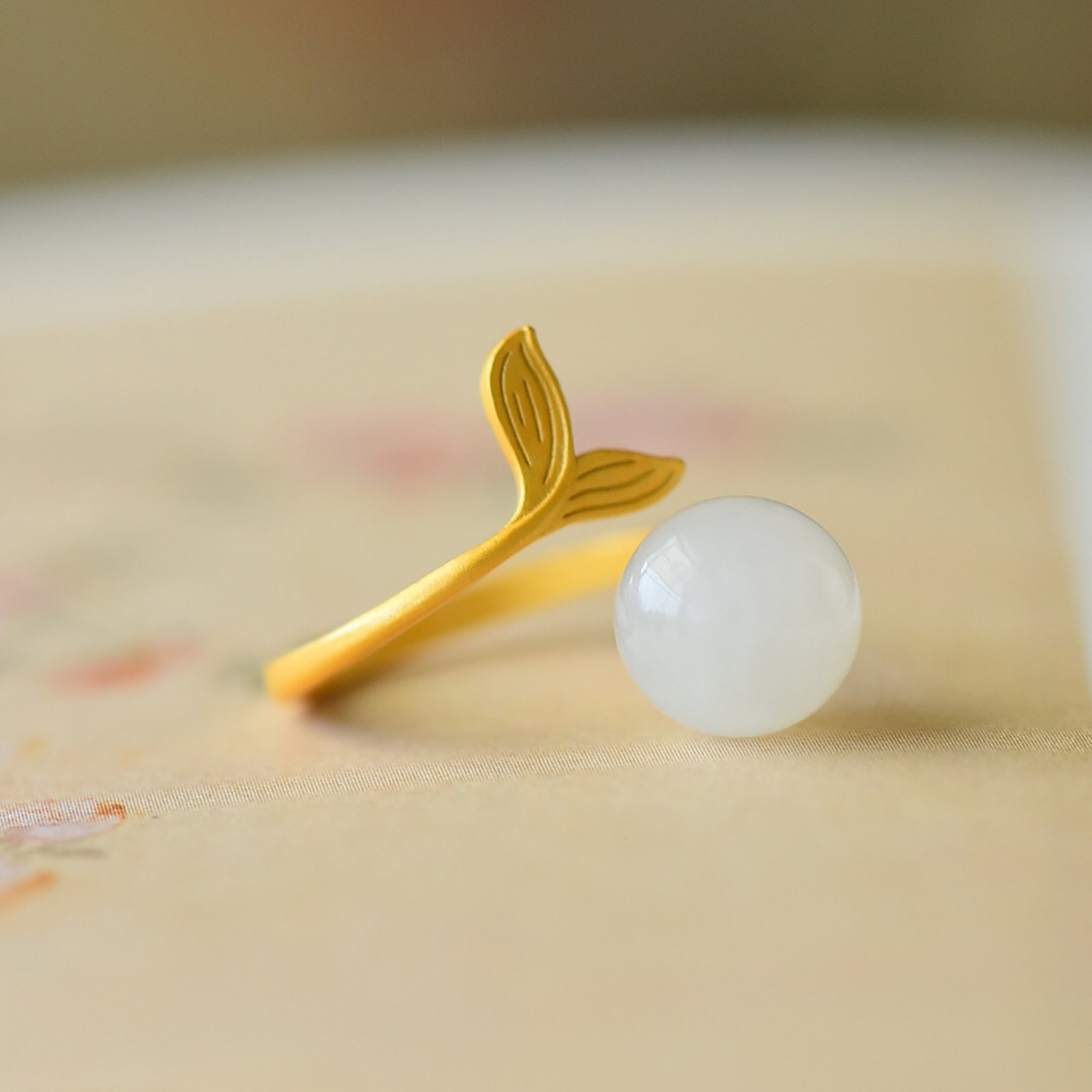 An Exquisite Sterling Silver-Gold Plated Inlaid White Jade Ring: An Exquisite Sterling Silver-Gold Plated Inlaid White Jade Ring,Size:0.4inx0.4in 纯银镀金镶白玉戒指