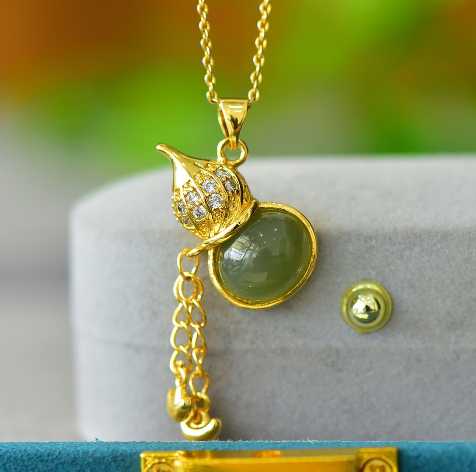 An Exquisite Bronze-Gold Plated Inlaid Greenish Jade Gourd Necklace,Inlaid Diamond: An Exquisite Bronze-Gold Plated Inlaid Greenish Jade Gourd Necklace,Inlaid Diamond,Size:0.4inx0.5in 铜镀金镶青白玉葫芦项链,嵌