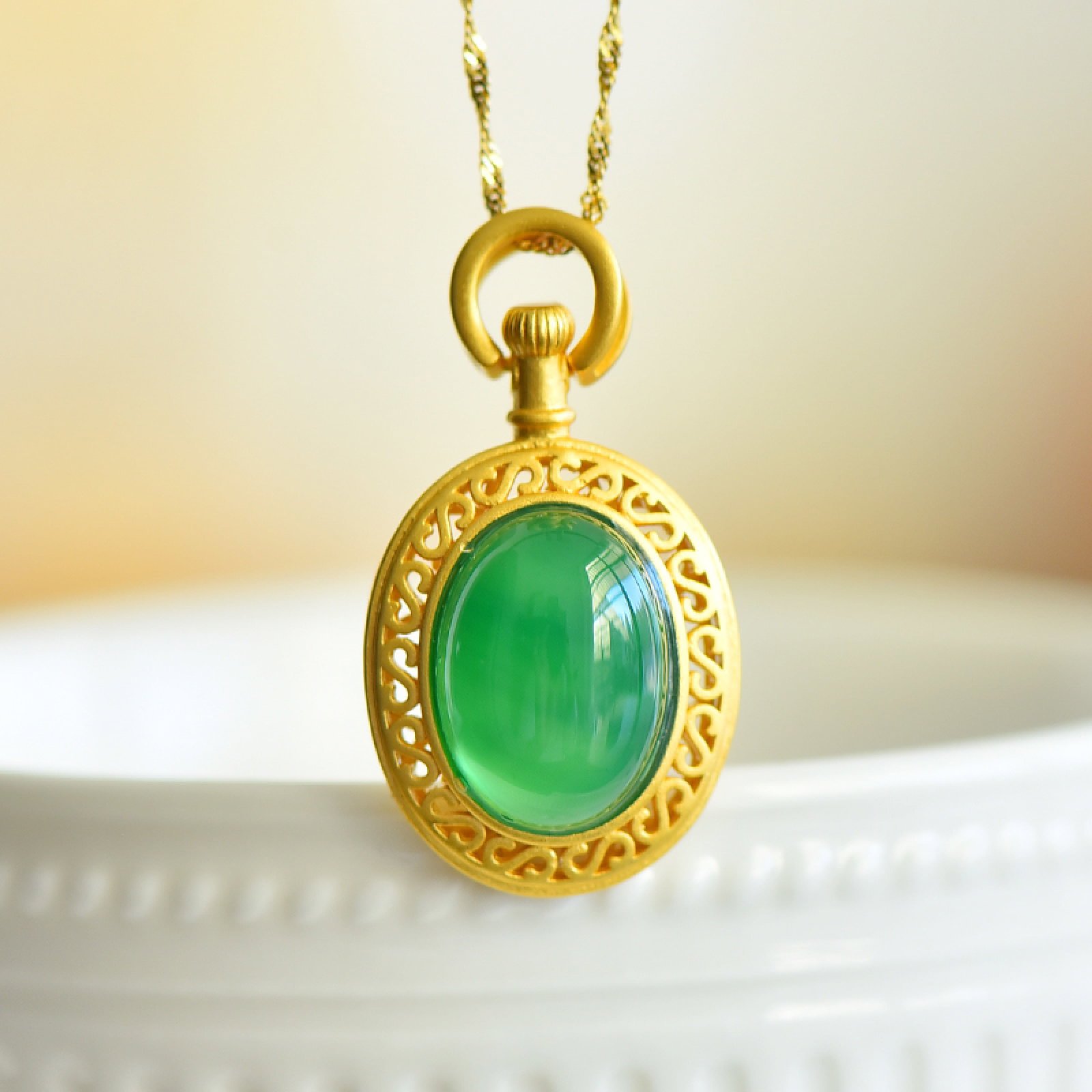 An Exquisite Sterling Silver-Gold Plated Inlaid Agate Pendant: An Exquisite Sterling Silver-Gold Plated Inlaid Agate Pendant,Size:0.5inx0.7in 纯银镀金镶玛瑙吊坠
