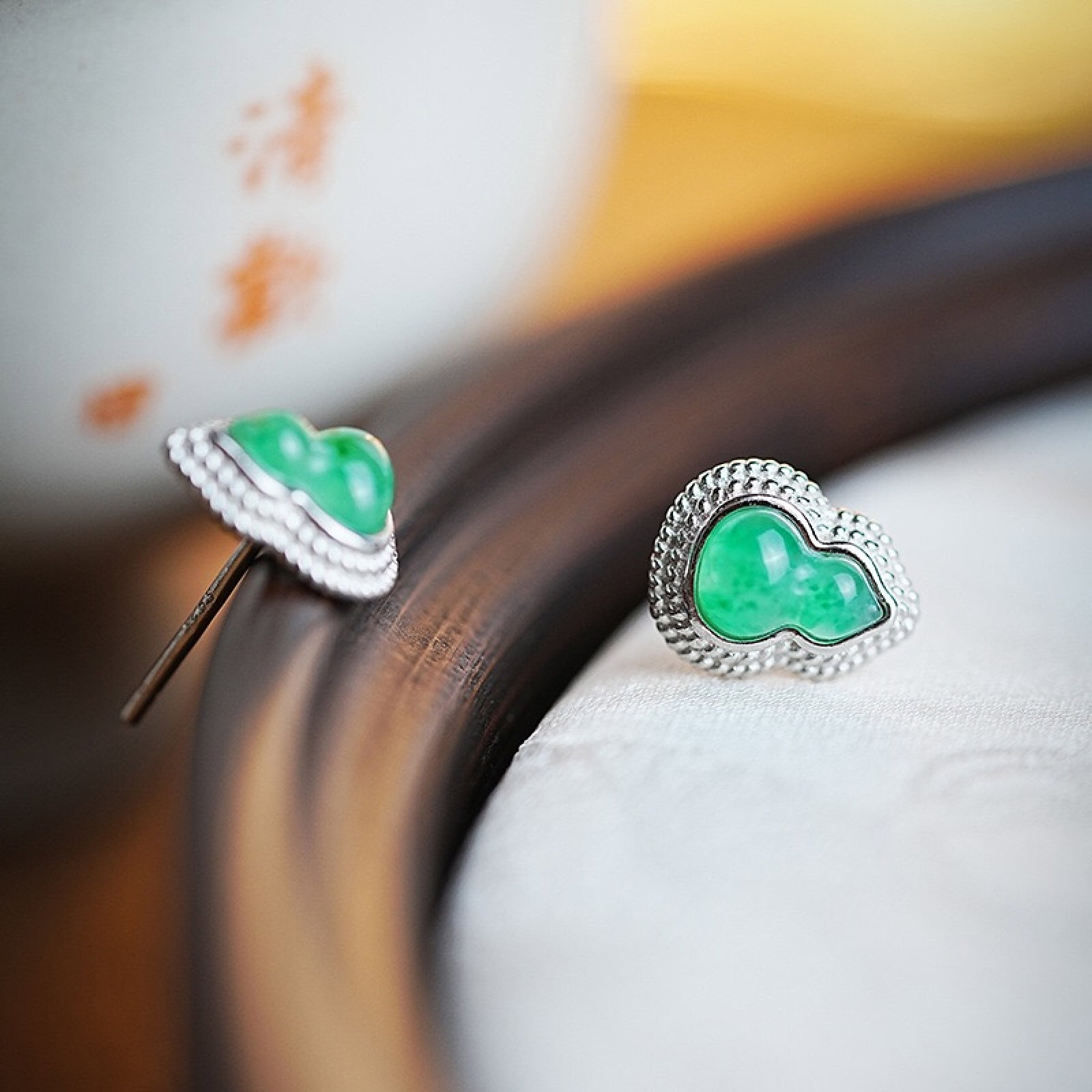 A Pair of Exquisite Sterling Silver Inlaid Jadeite Gourd Earrings: A Pair of Exquisite Sterling Silver Inlaid Jadeite Gourd Earrings,Size:0.4inx0.2inx0.3in,Weight:1.83g 一对纯银镶翡翠葫芦耳钉