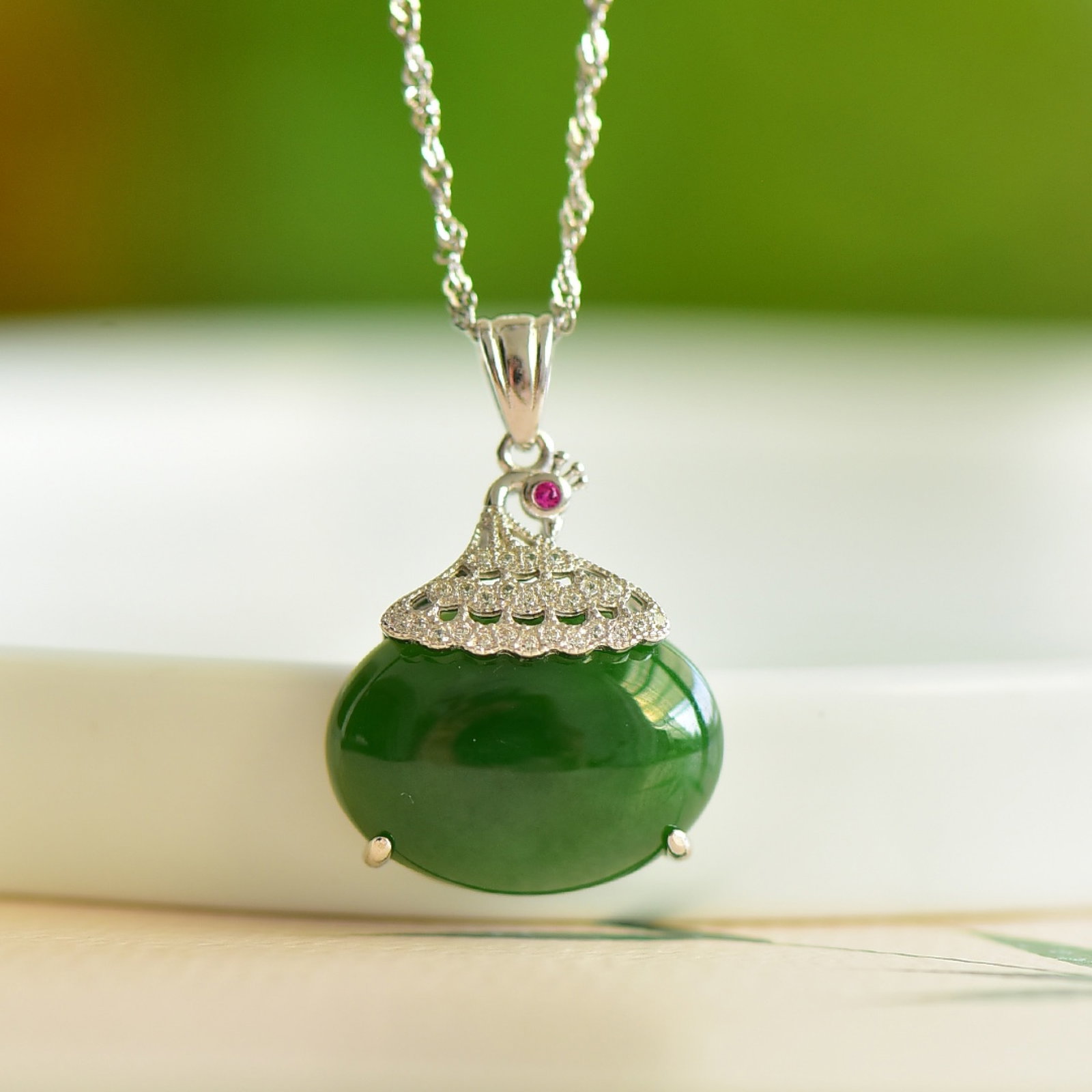 An Exquisite Sterling Silver Inlaid Jasper Pendant: An Exquisite Sterling Silver Inlaid Jasper Pendant 纯银镶碧玉项链
