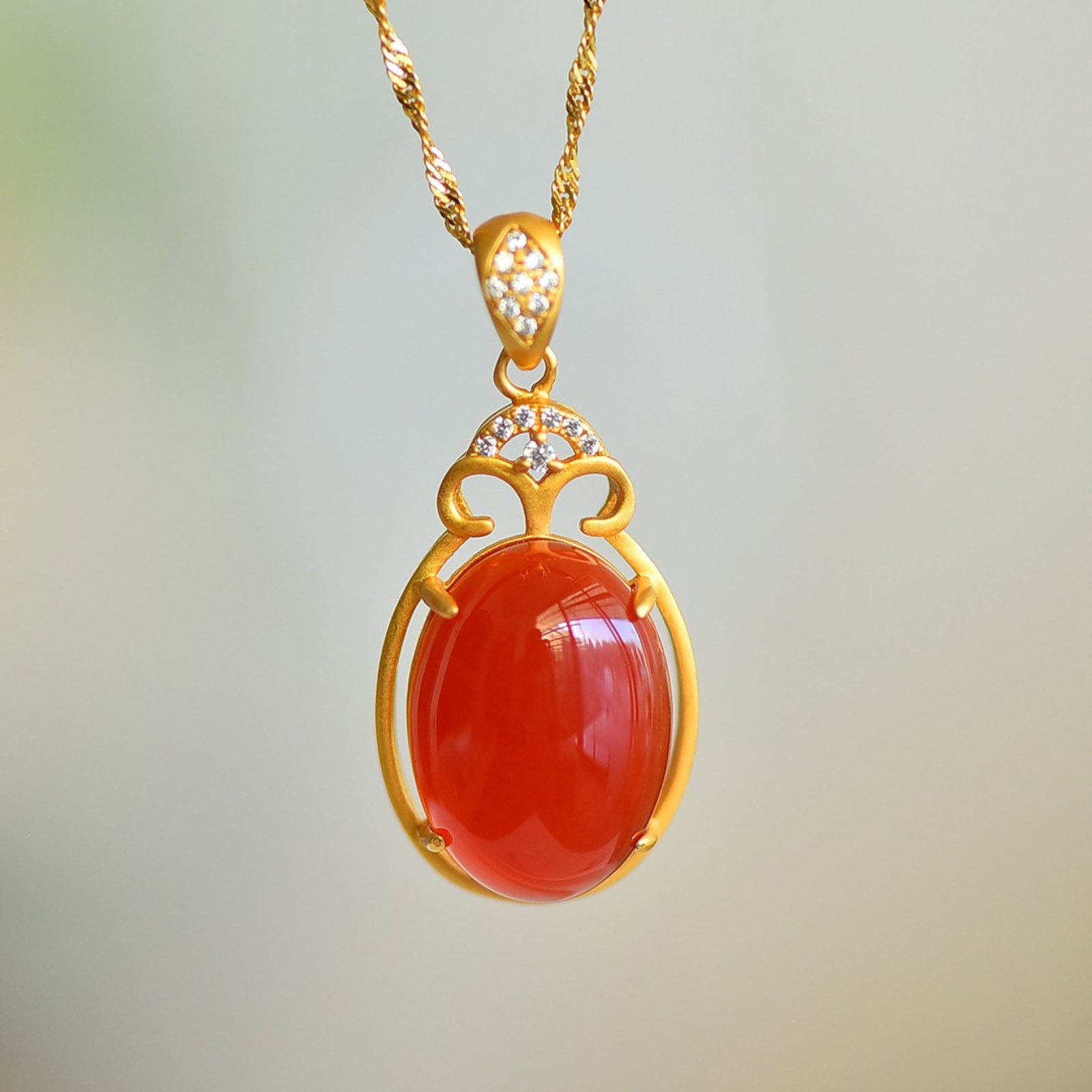 An Exquisite Sterling Silver-Gold Plated Inlaid Agate Pendant: An Exquisite Sterling Silver-Gold Plated Inlaid Agate Pendant,Size:0.5inx0.7in 纯银镀金镶玛瑙吊坠
