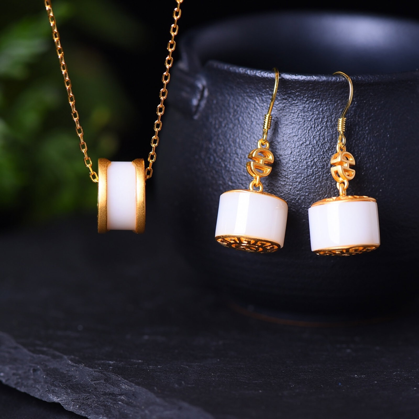 An Exquisite Sterling Silver Inlaid White Jade Necklace: An Exquisite Sterling Silver Inlaid White Jade Necklace,Size:(Necklace)0.3inx0.5in(Earrings)0.3inx0.5in 纯银镶白玉项链