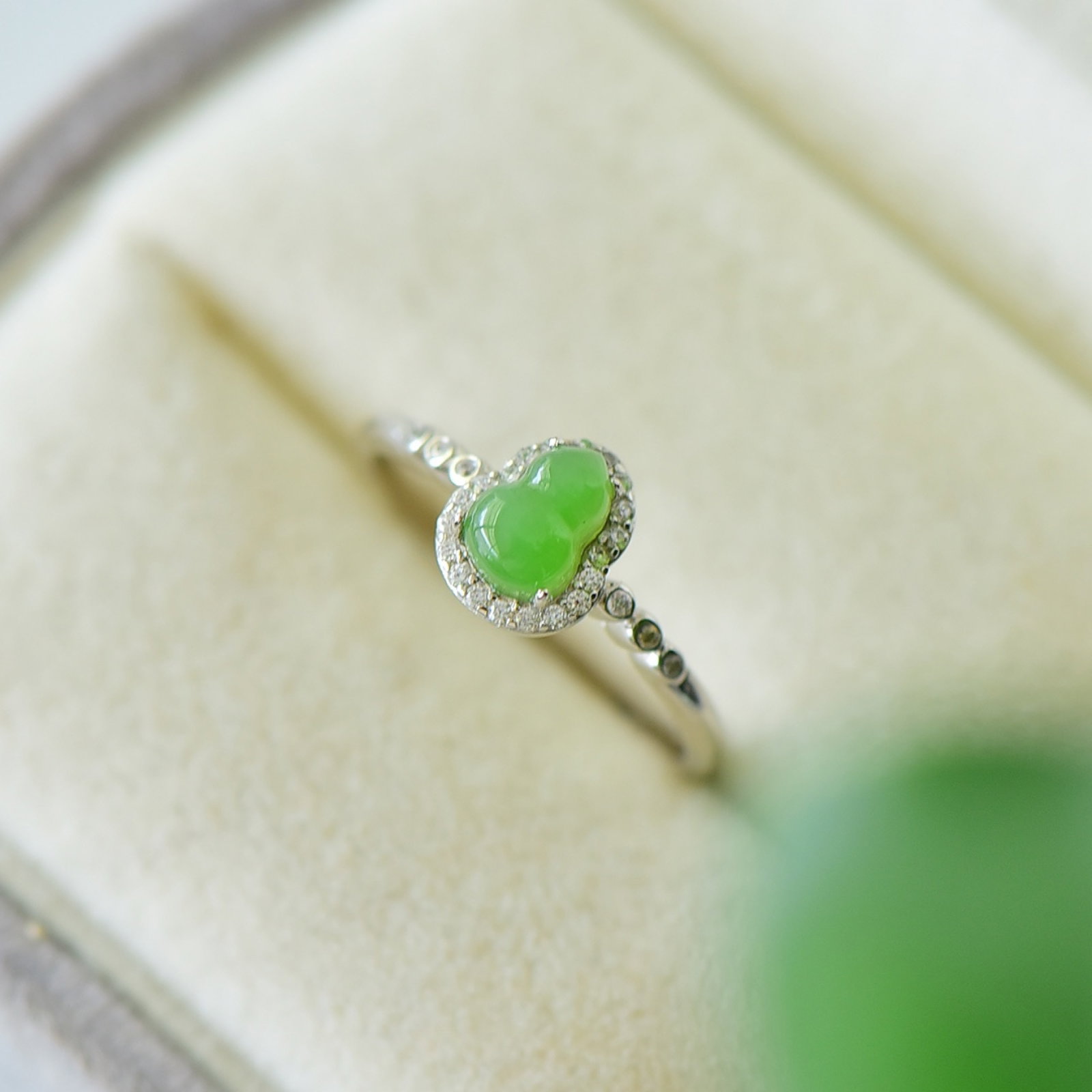 An Exquisite Sterling Silver Inlaid Jasper Ring,Inlaid Diamond: An Exquisite Sterling Silver Inlaid Jasper Ring,Inlaid Diamond,Size:0.3inx0.4in 纯银镶碧玉戒指,嵌钻石