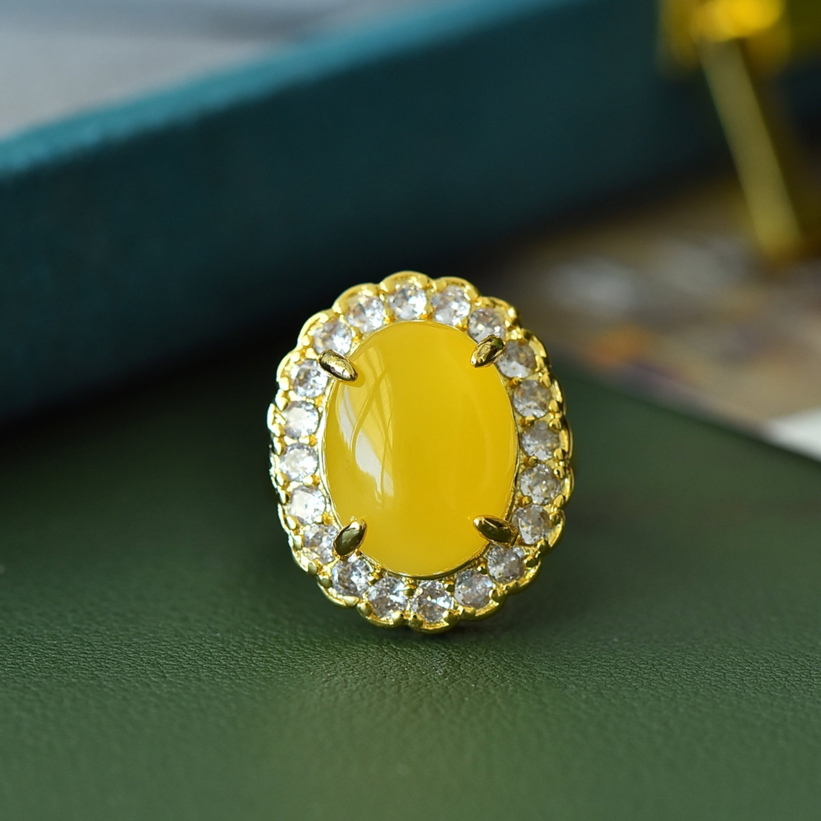 An Exquisite Bronze-Gold Plated Inlaid Beeswax Ring,Inlaid Diamond: An Exquisite Bronze-Gold Plated Inlaid Beeswax Ring,Inlaid Diamond,Size:0.5inx0.6in 铜镀金镶蜜蜡戒指,嵌钻石