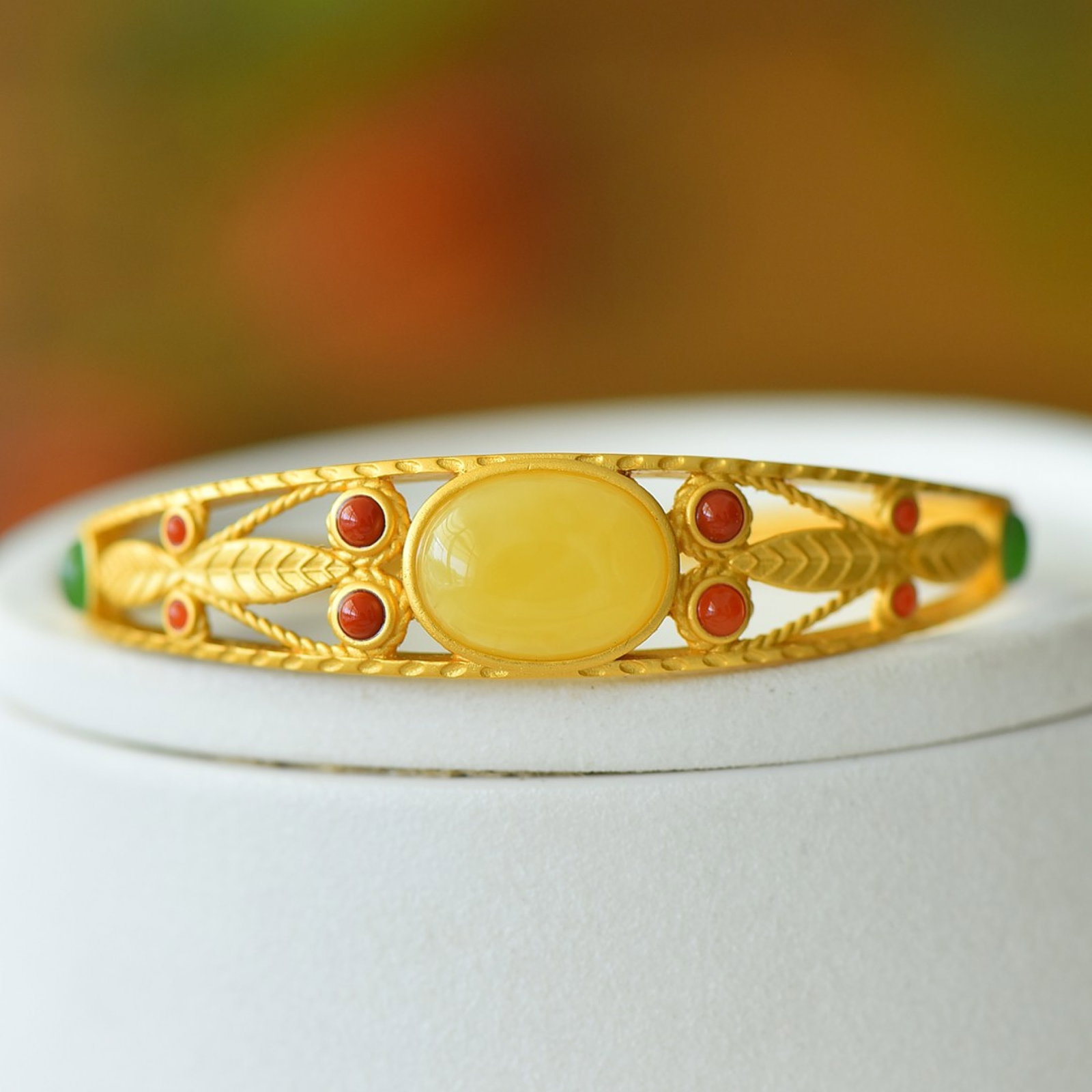An Exquisite Sterling Silver-Gold Plated Inlaid Amber Bracelet,Inlaid Diamond: An Exquisite Sterling Silver-Gold Plated Inlaid Amber Bracelet,Inlaid Diamond 纯银镀金镶琥珀手镯,嵌钻石