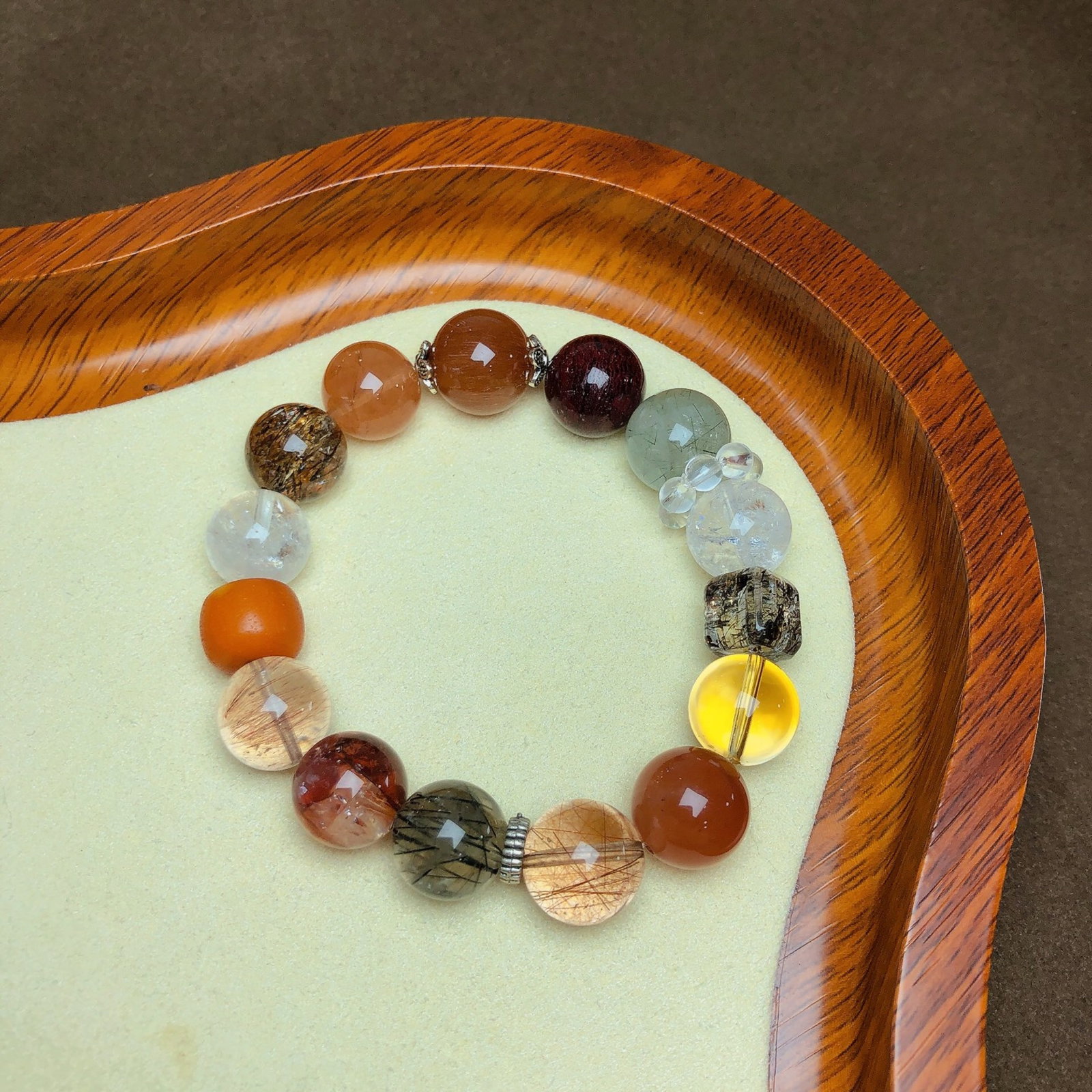 An Exquisite Crystal Bracelet: An Exquisite Crystal Bracelet,Size:0.5in,0.4inx0.4in,Weight:46g 水晶手串