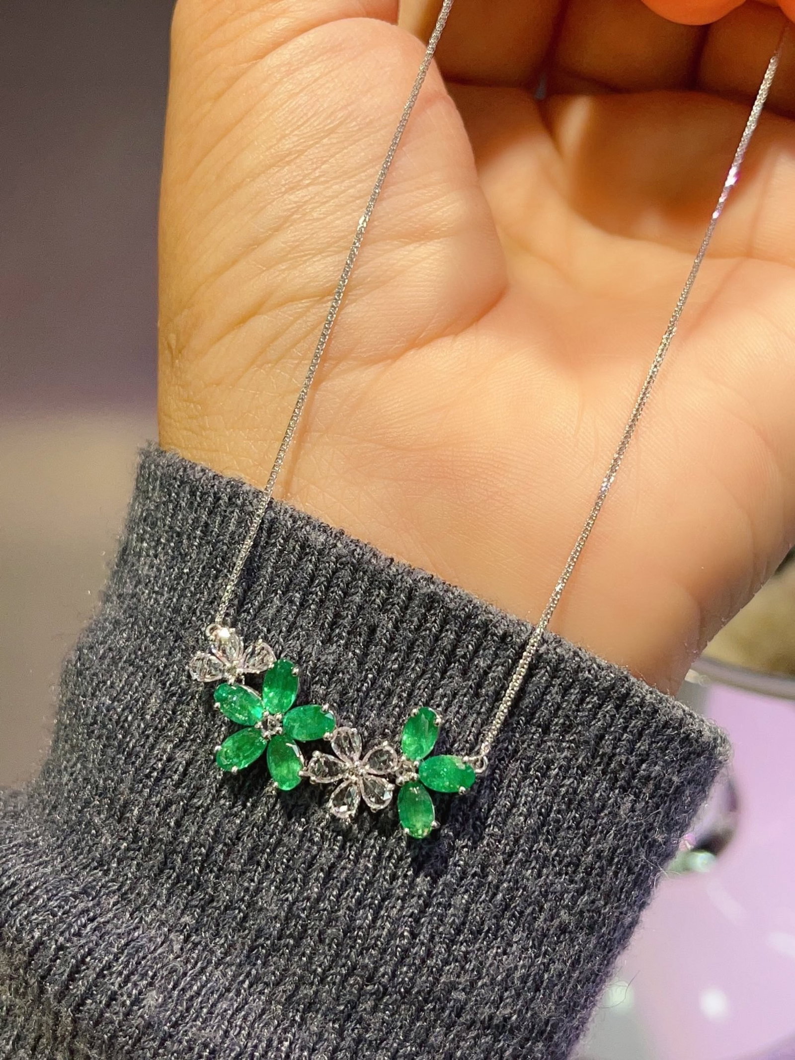 A Exquisite 18k Gold Inlaid 2.80ct Natural Vivid Green Pendant,Inlaid Gems: A Exquisite 18k Gold Inlaid 2.80ct Natural Vivid Green Pendant,Inlaid Gems,Total Weight:3.21g 18k金镶 2.80ct 天然祖母绿吊坠,嵌宝௾