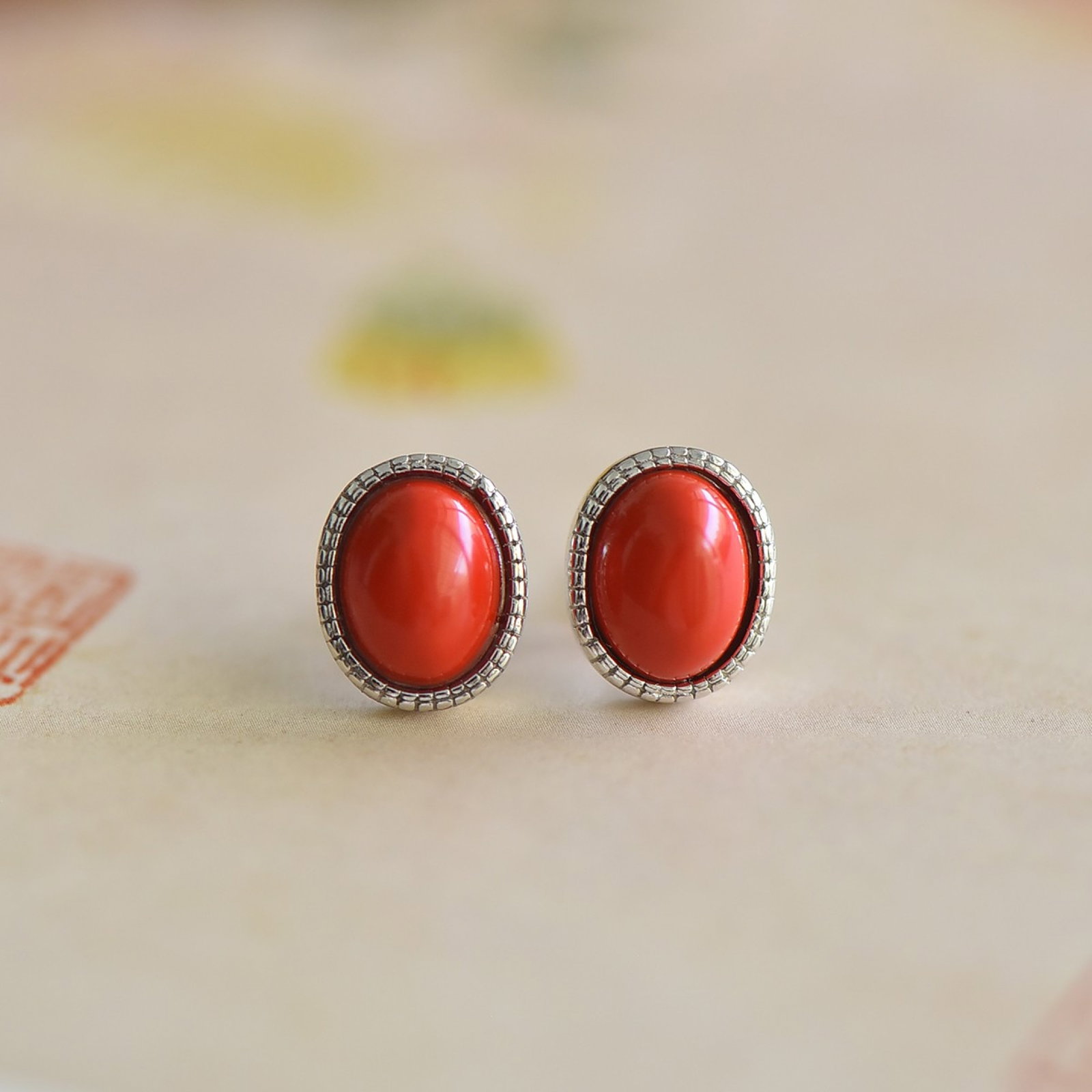 A Pair of Exquisite Sterling Silver Inlaid Cinnabar Earrings: A Pair of Exquisite Sterling Silver Inlaid Cinnabar Earrings,Size:0.3inx0.4in 寓意:事事顺心、圆圆满满 一对纯银