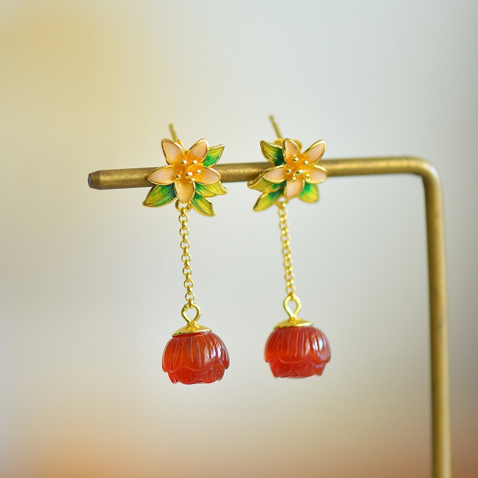 A Pair of Exquisite Sterling Silver-Gold Plated Inlaid Agate Earrings: A Pair of Exquisite Sterling Silver-Gold Plated Inlaid Agate Earrings 一对纯银镀金镶玛瑙耳环