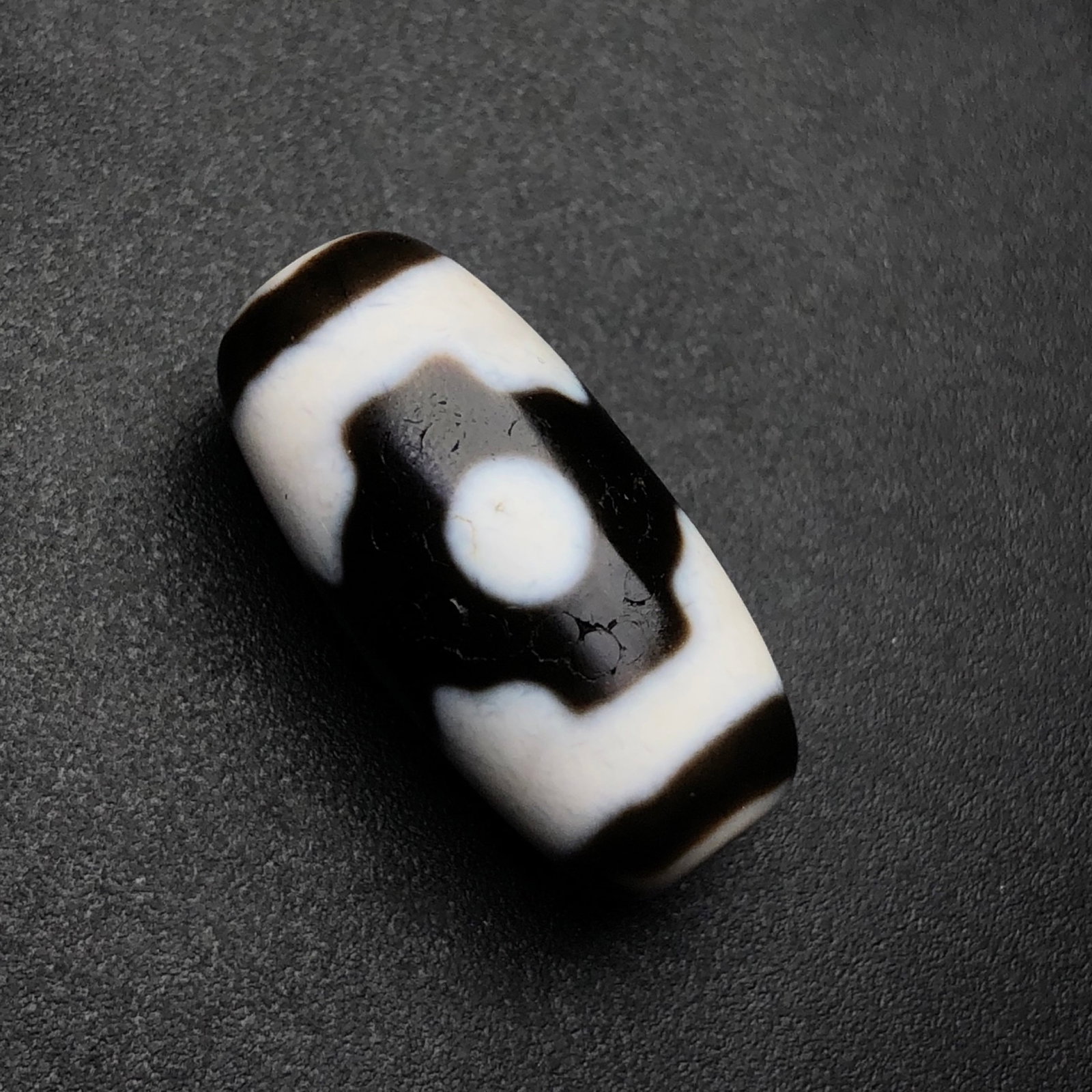 An Exquisite Dzi Bead Pendant: An Exquisite Dzi Bead Pendant,Size:0.9inx0.4in,Weight:4.7g 天珠挂件