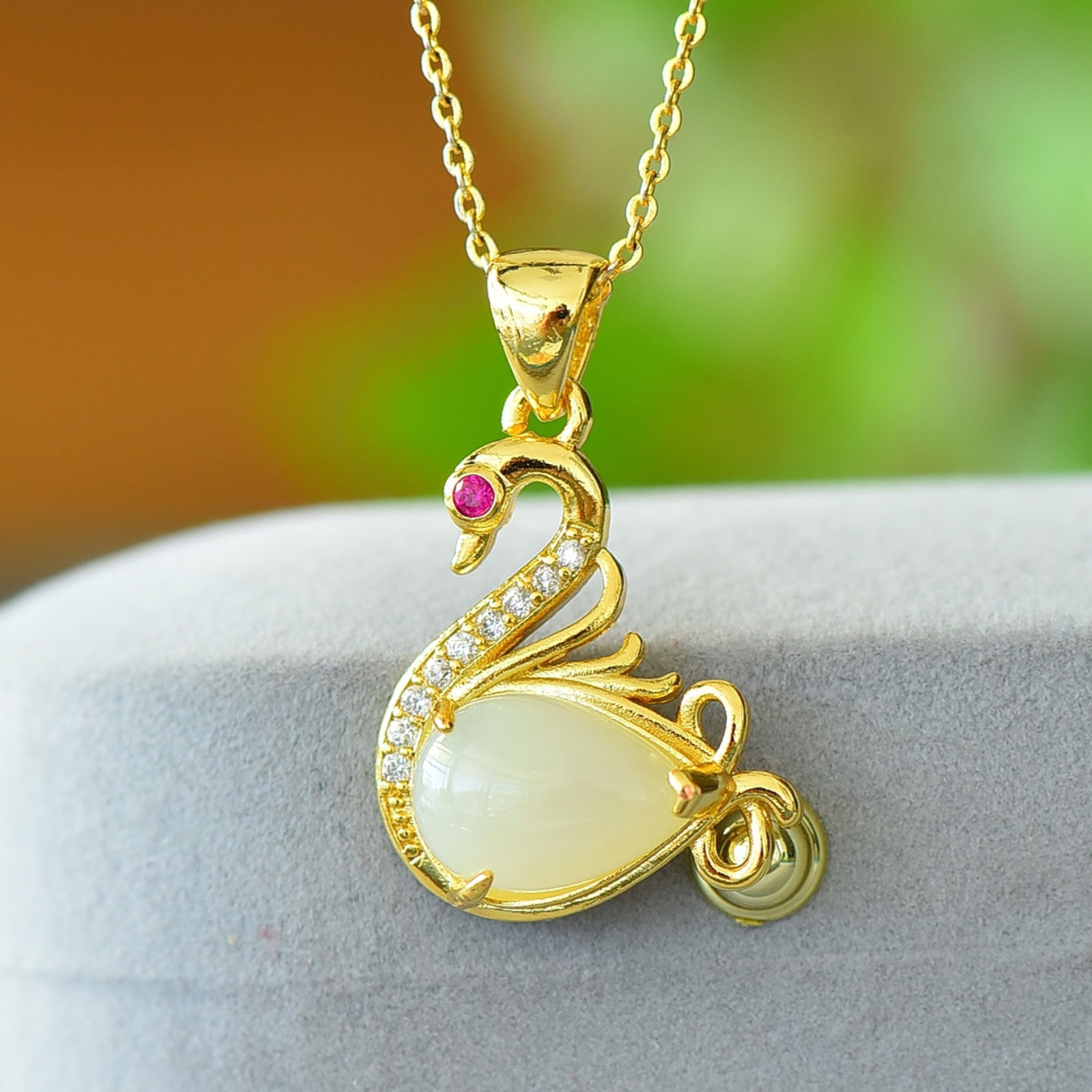 An Exquisite Bronze-Gold Plated Inlaid White Jade Goose Necklace,Inlaid Diamond: An Exquisite Bronze-Gold Plated Inlaid White Jade Goose Necklace,Inlaid Diamond,Size:0.4inx0.6in 铜镀金镶白玉鹅项链,嵌钻石