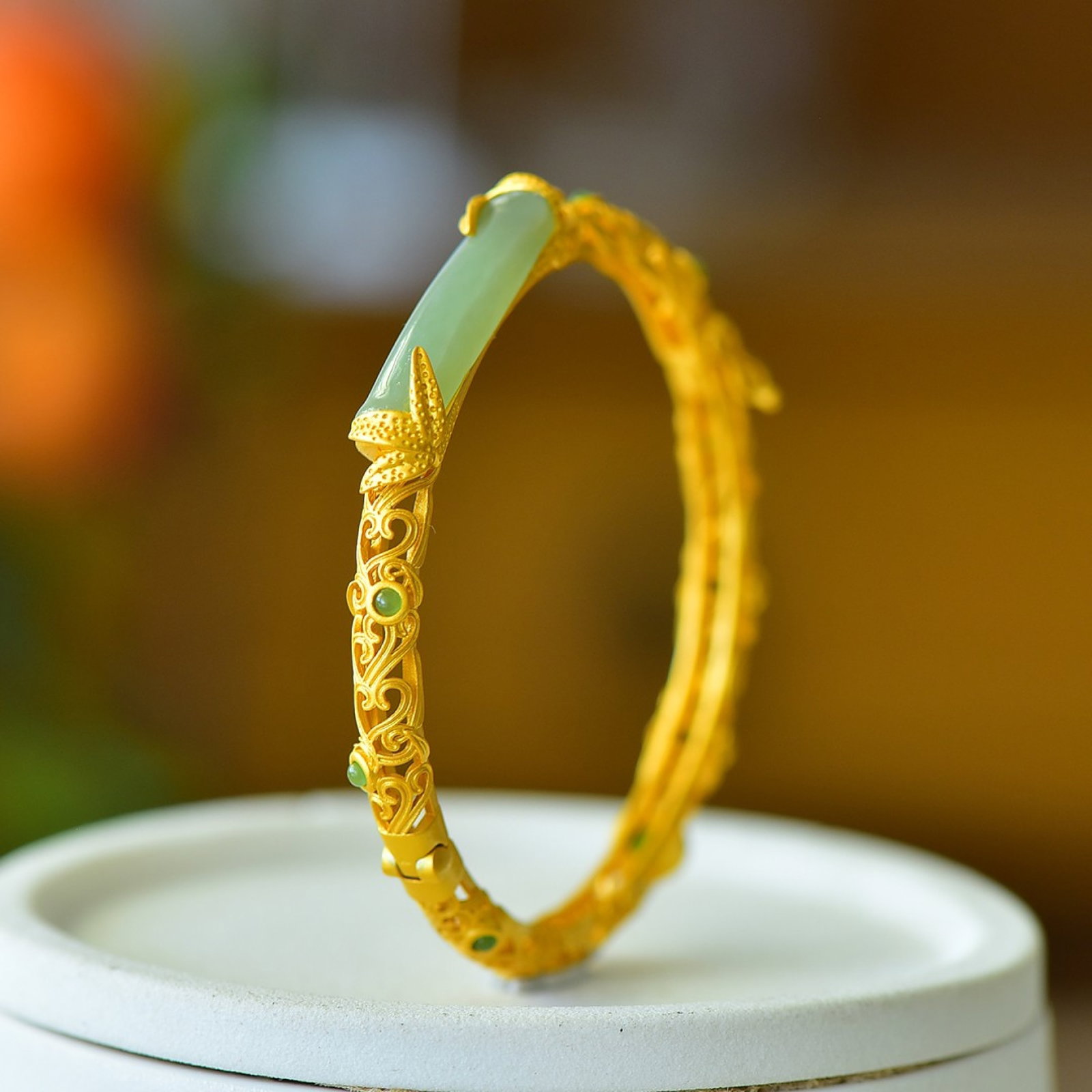 An Exquisite Sterling Silver-Gold Plated Inlaid Sapphire Bracelet: An Exquisite Sterling Silver-Gold Plated Inlaid Sapphire Bracelet,Size:0.2inx1.1in 纯银镀金镶青玉手镯