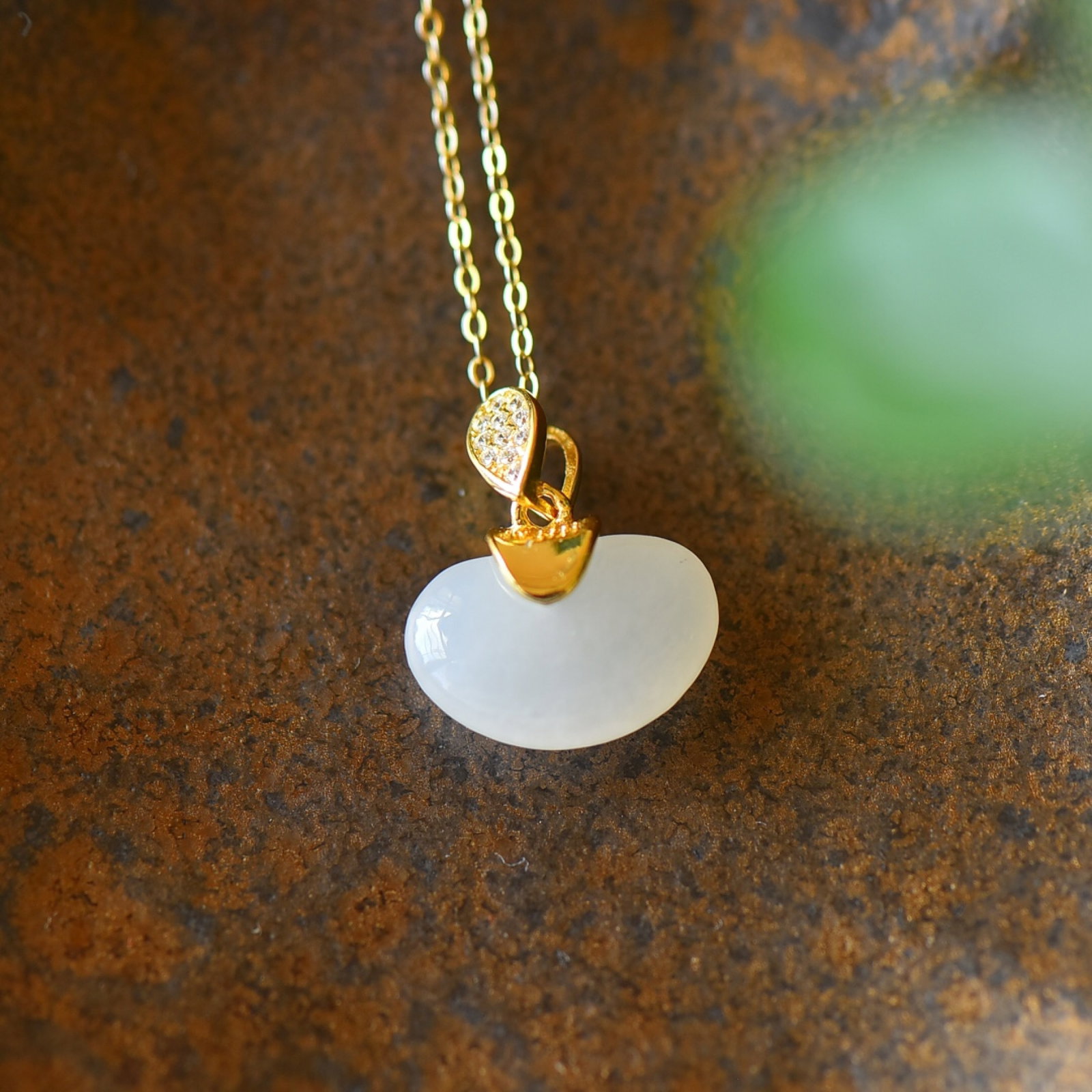 An Exquisite Sterling Silver-Gold Plated Inlaid White Jade Necklace,Inlaid Diamond: An Exquisite Sterling Silver-Gold Plated Inlaid White Jade Necklace,Inlaid Diamond,Size:0.6inx0.7in 纯银镀金镶白玉项链,嵌钻石