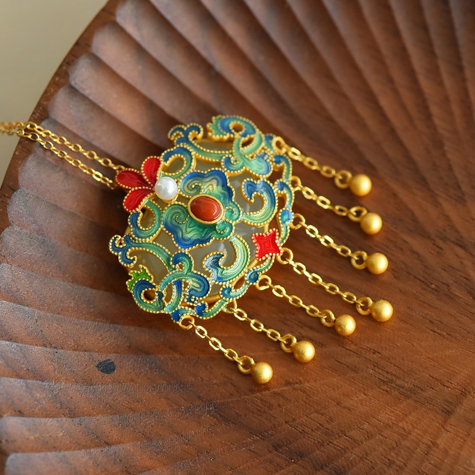 An Exquisite Sterling Silver-Gold Plated Inlaid White Jade Pendant: An Exquisite Sterling Silver-Gold Plated Inlaid White Jade Pendant 纯银镀金镶白玉吊坠