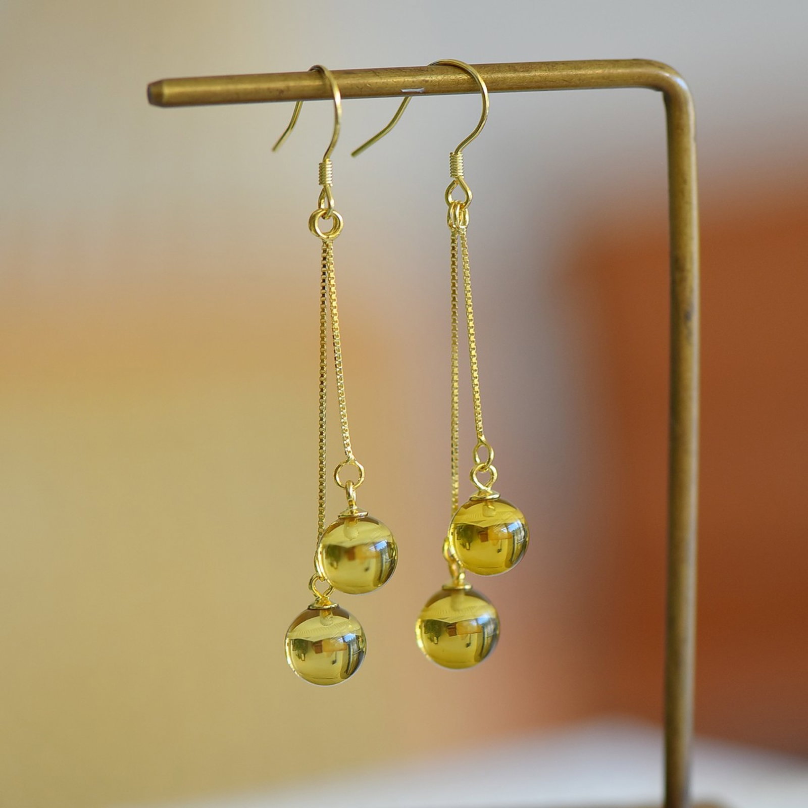 A Pair of Exquisite Sterling Silver-Gold Plated Inlaid Amber Earrings: A Pair of Exquisite Sterling Silver-Gold Plated Inlaid Amber Earrings,Size:0.3inx0.3in 一对纯银镀金镶琥珀耳环