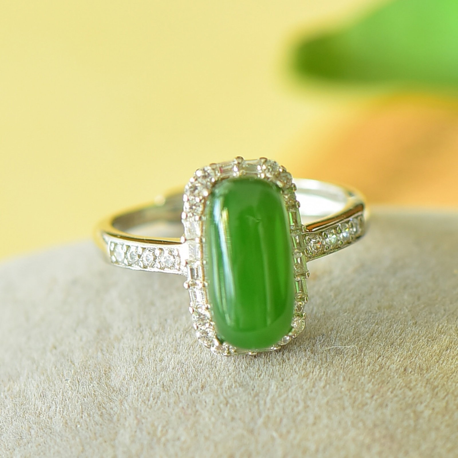 An Exquisite Sterling Silver Inlaid Jasper Ring,Inlaid Diamond: An Exquisite Sterling Silver Inlaid Jasper Ring,Inlaid Diamond,Size:0.4inx0.6in 纯银镶碧玉戒指,嵌钻石