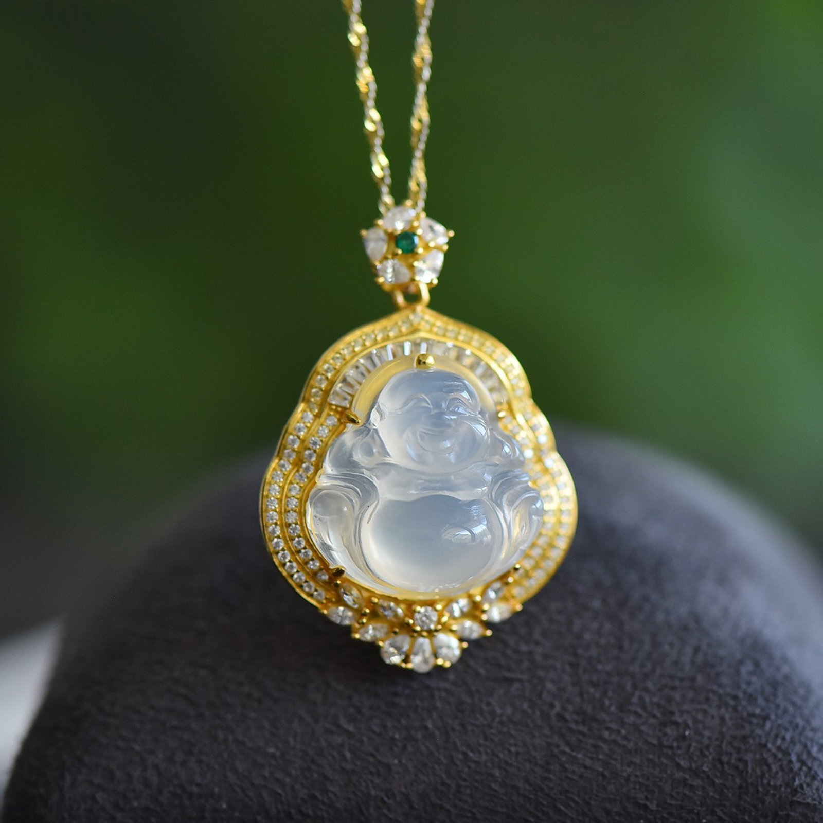 An Exquisite Sterling Silver-Gold Plated Inlaid White Agate Necklace,Inlaid Diamond: An Exquisite Sterling Silver-Gold Plated Inlaid White Agate Necklace,Inlaid Diamond,Size:0.8inx0.8in 纯银镀金镶白玛瑙项链,嵌钻&#