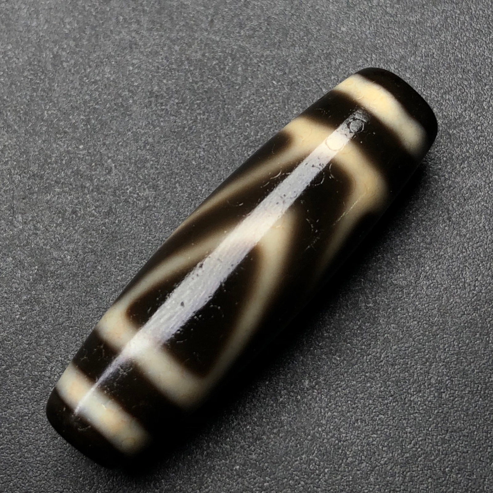 An Exquisite Dzi Bead Pendant: An Exquisite Dzi Bead Pendant,Size:1.5inx0.5in,Weight:8g 天珠挂件