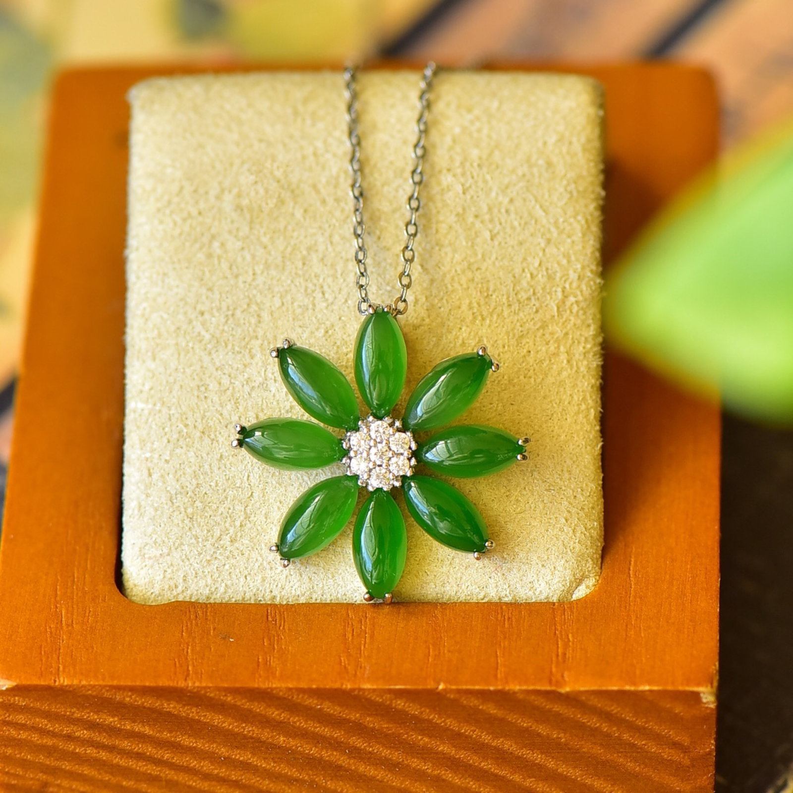 An Exquisite Sterling Silver Inlaid Jasper Necklace,Inlaid Diamond: An Exquisite Sterling Silver Inlaid Jasper Necklace,Inlaid Diamond,Size:0.9inx0.9in 纯银镶碧玉项链,嵌钻石