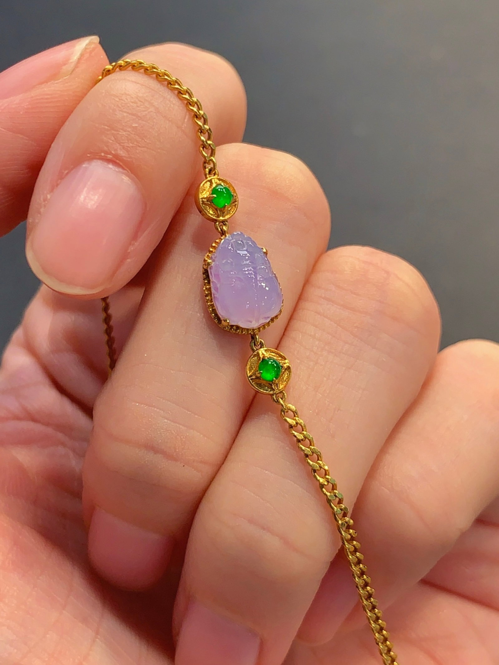 An Exquisite 18k Gold Diamond Inlaid Jadeite Bracelet: An Exquisite 18k Gold Diamond Inlaid Jadeite Bracelet,Size(Loose Stone):0.4inx0.3inx0.1in 18k金钻镶嵌翡翠手链