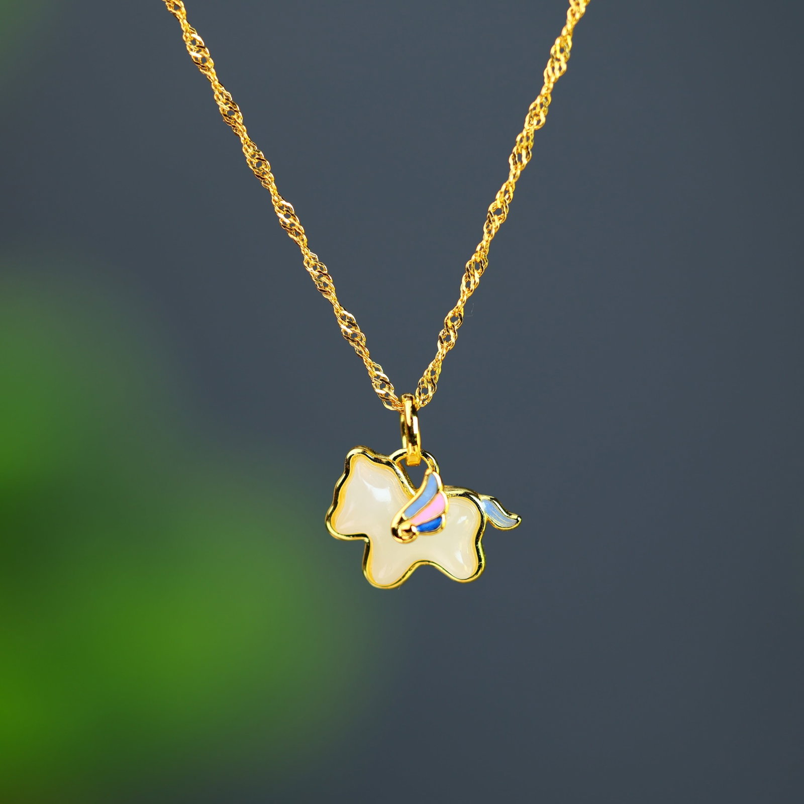 An Exquisite Sterling Silver-Gold Plated Inlaid White Jade Pendant: An Exquisite Sterling Silver-Gold Plated Inlaid White Jade Pendant , Size :0.4inx0.4in 纯银镀金镶白玉吊坠,尺寸:0.4inx0.4in