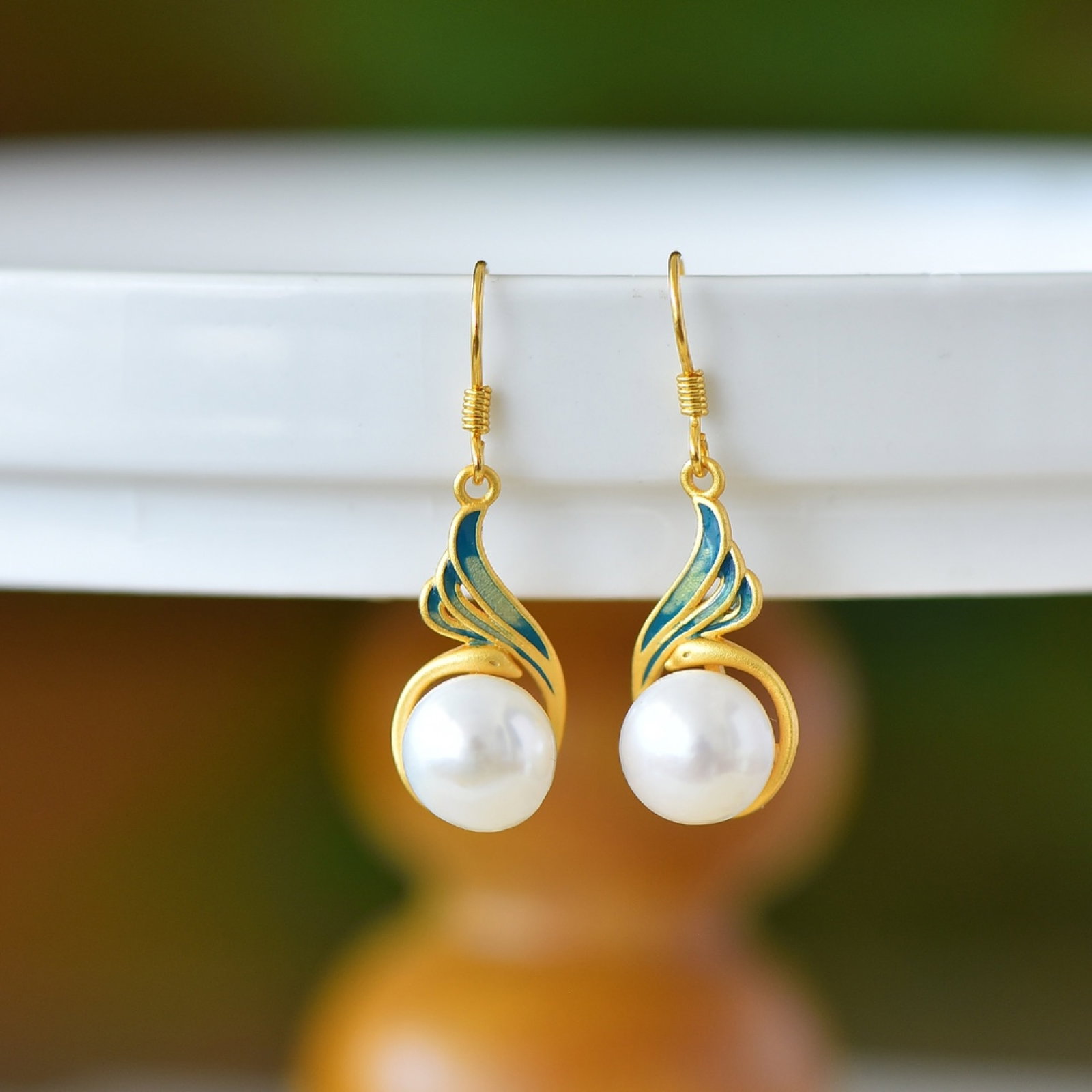 A Pair of Exquisite Sterling Silver-Gold Plated Inlaid Pearl Enamel Earrings: A Pair of Exquisite Sterling Silver-Gold Plated Inlaid Pearl Enamel Earrings,Size:0.4inx0.4in 一对纯银镀金镶珍珠珐琅耳环