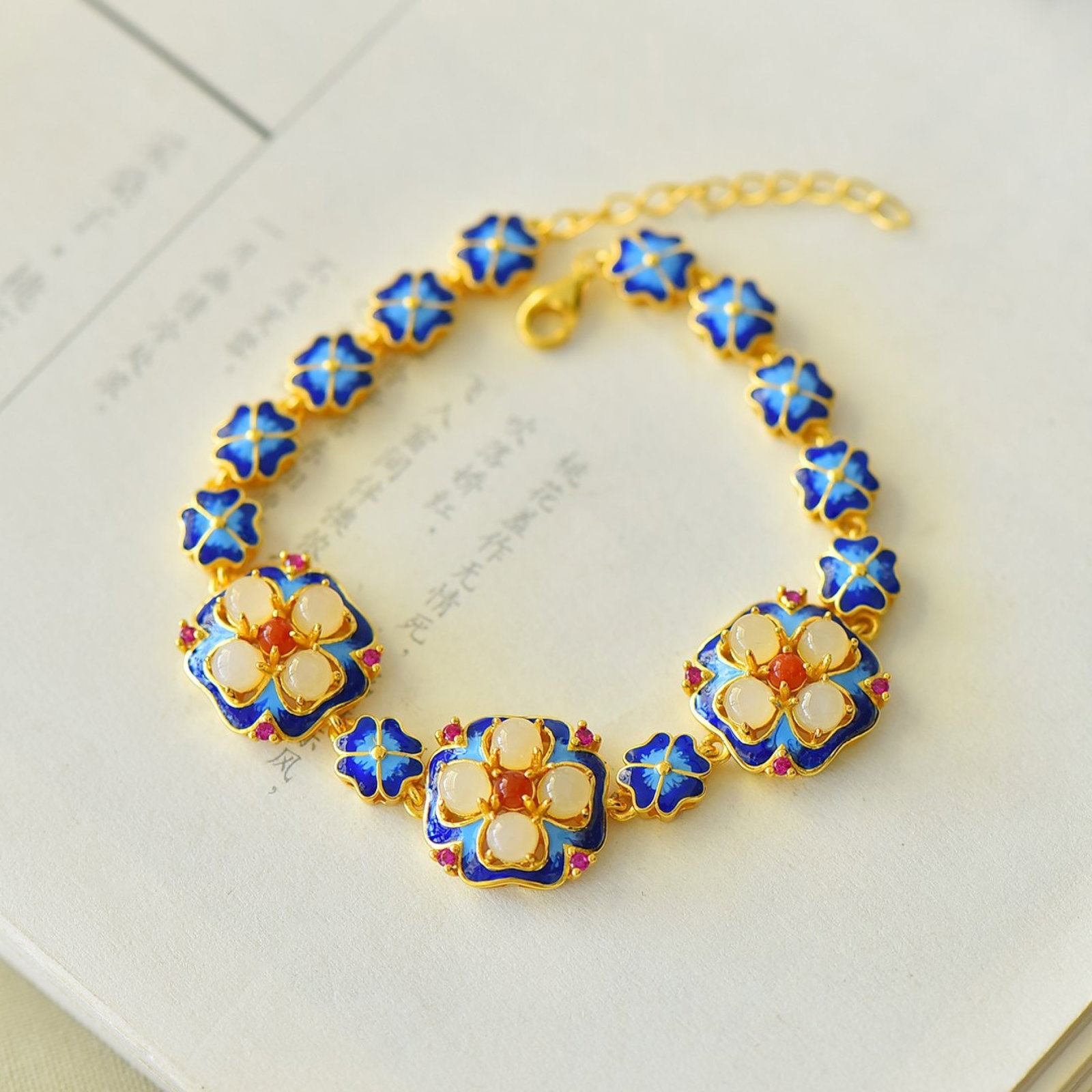 An Exquisite Sterling Silver-Gold Plated Inlaid White Jade Bracelet Bracelet: An Exquisite Sterling Silver-Gold Plated Inlaid White Jade Bracelet Bracelet,Size:0.2inx0.2in 纯银镀金镶白玉手链手链