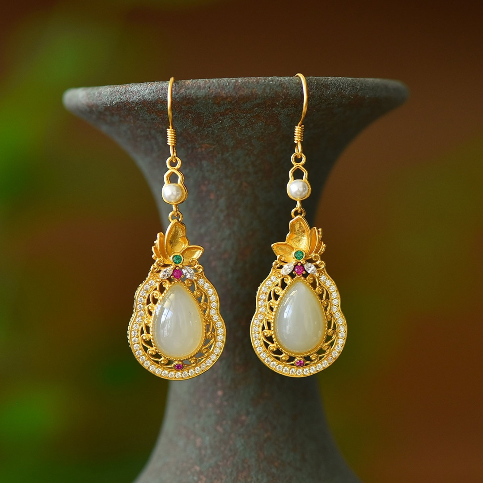 A Pair of Exquisite Sterling Silver-Gold Plated Inlaid White Jade Earrings, Inlaid Pearl: A Pair of Exquisite Sterling Silver-Gold Plated Inlaid White Jade Earrings, Inlaid Pearl,Size:0.3inx0.5in 一对纯银镀金镶白玉耳环ᦁ
