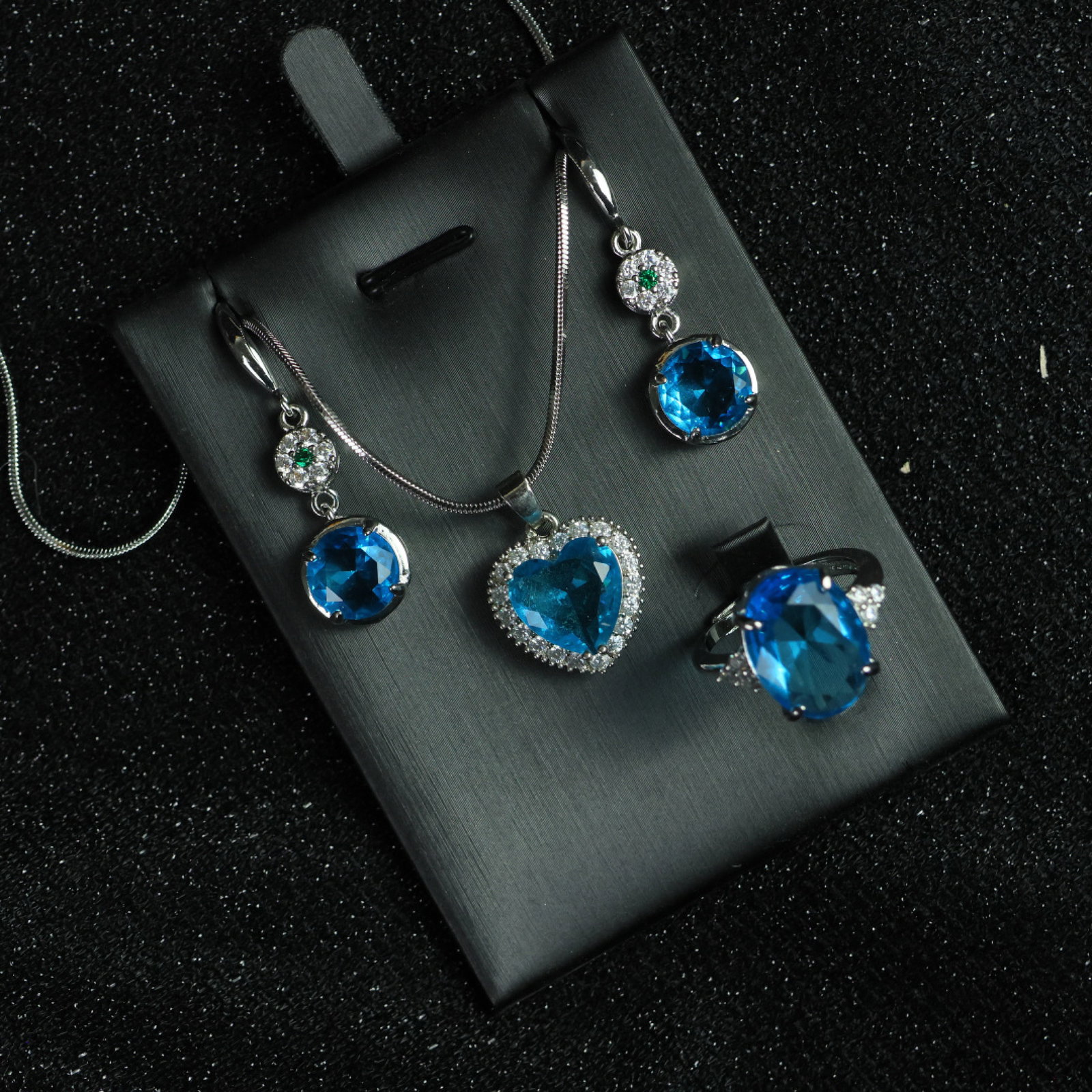 A Set of Fine Jewelry: A Set of Fine Jewelry 一套精美的首饰