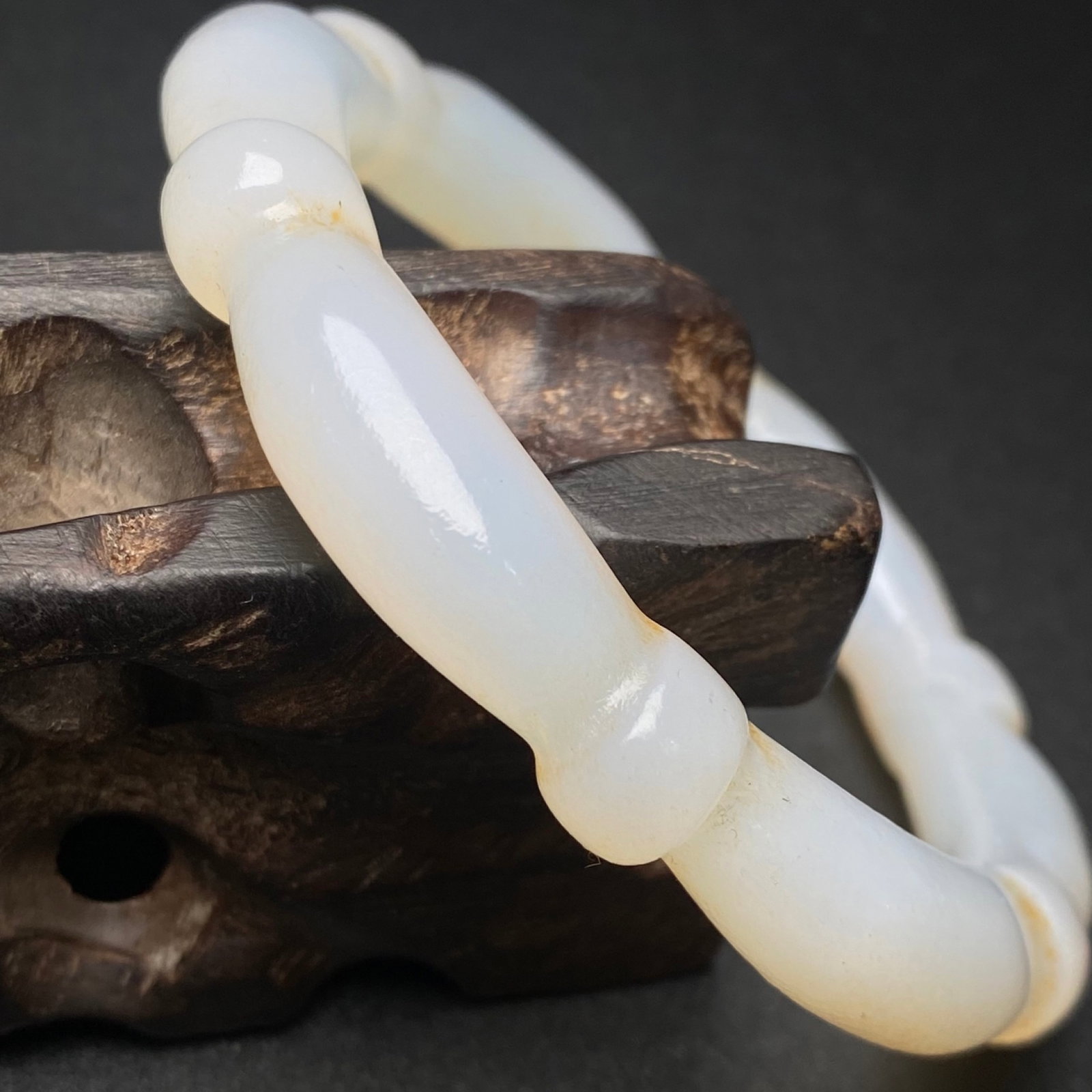 An Exquisite Agate Bracelet - 8
