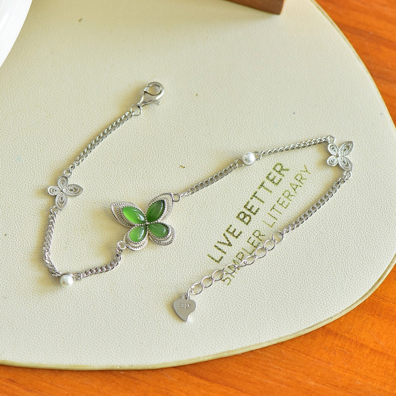 An Exquisite Sterling Silver Inlaid Jasper Bracelet,Inlaid Pearl: An Exquisite Sterling Silver Inlaid Jasper Bracelet,Inlaid Pearl,Size:0.1inx0.2in 纯银镶碧玉手链,嵌珍珠