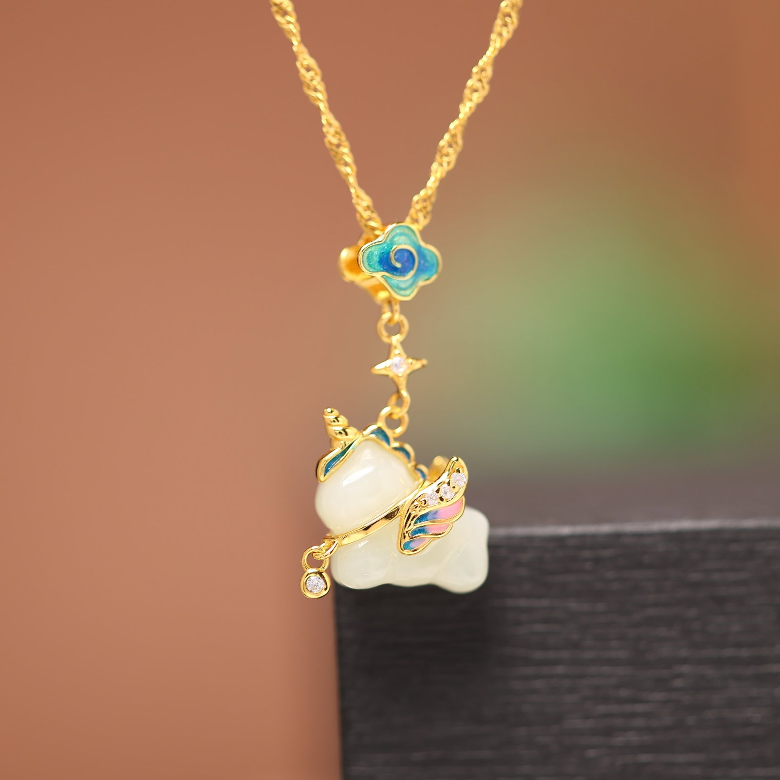 An Exquisite Sterling Silver-Gold Plated Inlaid White Jade Horse Necklace,Inlaid Diamond: An Exquisite Sterling Silver-Gold Plated Inlaid White Jade Horse Necklace,Inlaid Diamond,Size:0.4inx0.5in 纯银镀金镶白玉马项链,嵌ż
