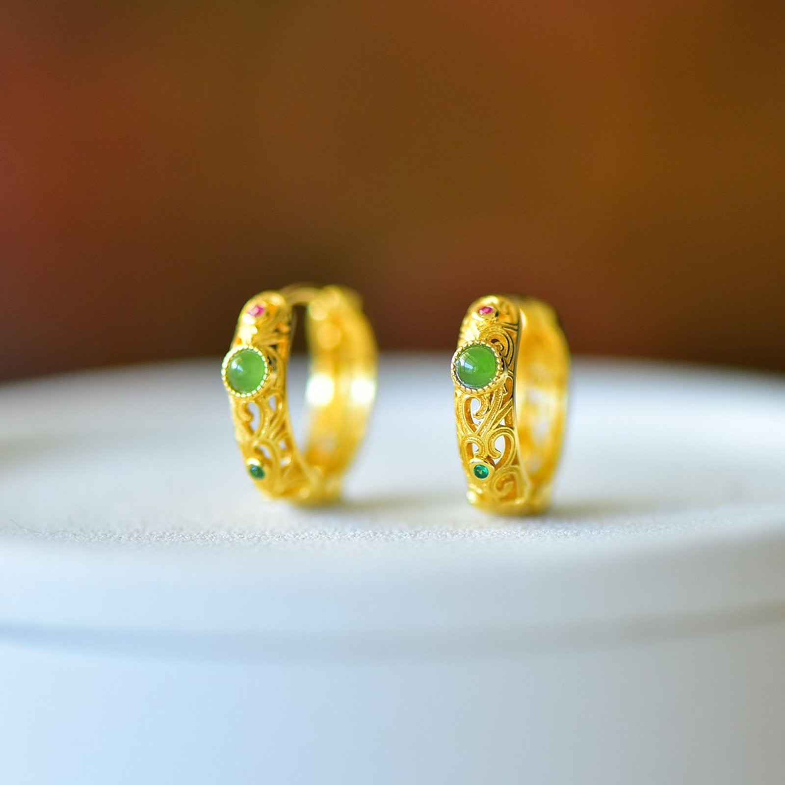 A Pair of Exquisite Sterling Silver-Gold Plated Inlaid Jasper Earrings: A Pair of Exquisite Sterling Silver-Gold Plated Inlaid Jasper Earrings 一对纯银镀金镶碧玉耳环