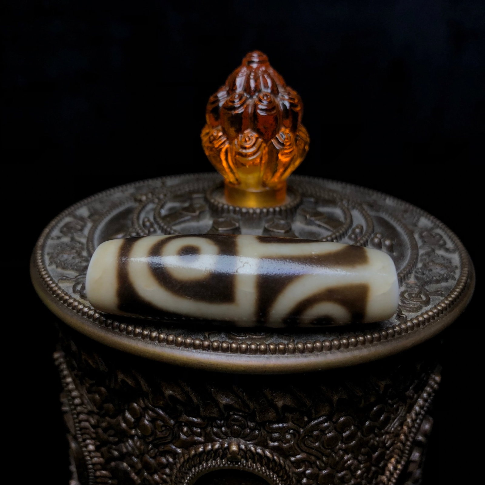 An Exquisite Dzi Bead Pendant: An Exquisite Dzi Bead Pendant,Size:1.8inx0.6in,Weight:13.2g 天珠挂件