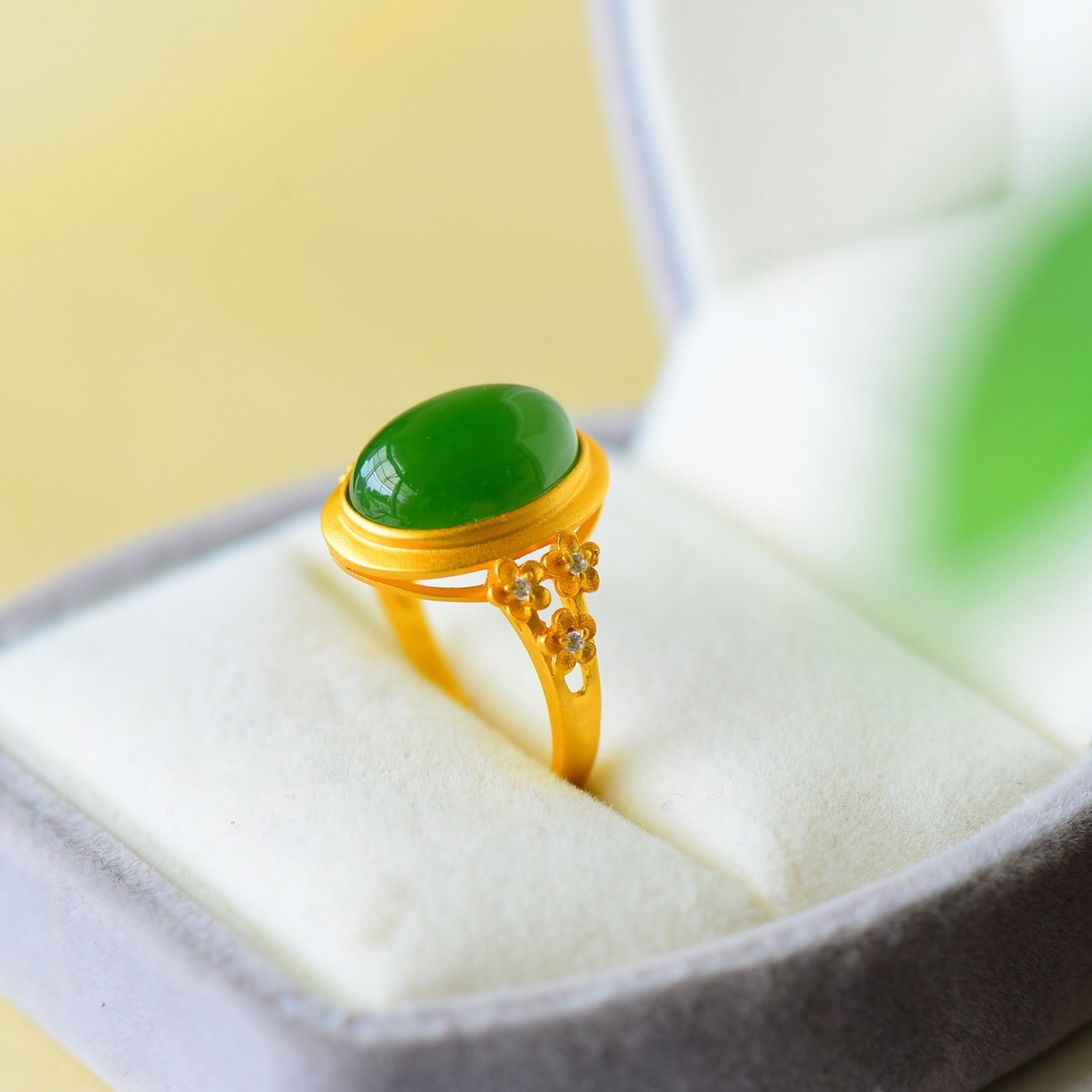 An Exquisite Sterling Silver-Gold Plated Inlaid Jasper Ring,Inlaid Diamond: An Exquisite Sterling Silver-Gold Plated Inlaid Jasper Ring,Inlaid Diamond,Size:0.6inx0.7in 纯银镀金镶碧玉戒指,嵌钻石